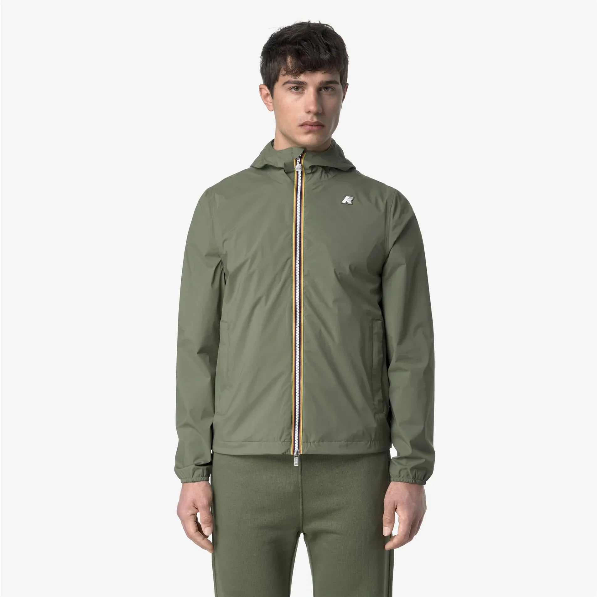 Giacca impermeabile uomo verde oliva con cappuccio e zip, stile sportivo casual elegante.