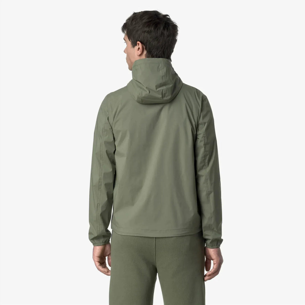 Giacca uomo verde chiaro con cappuccio, stile casual, vista posteriore su sfondo neutro.