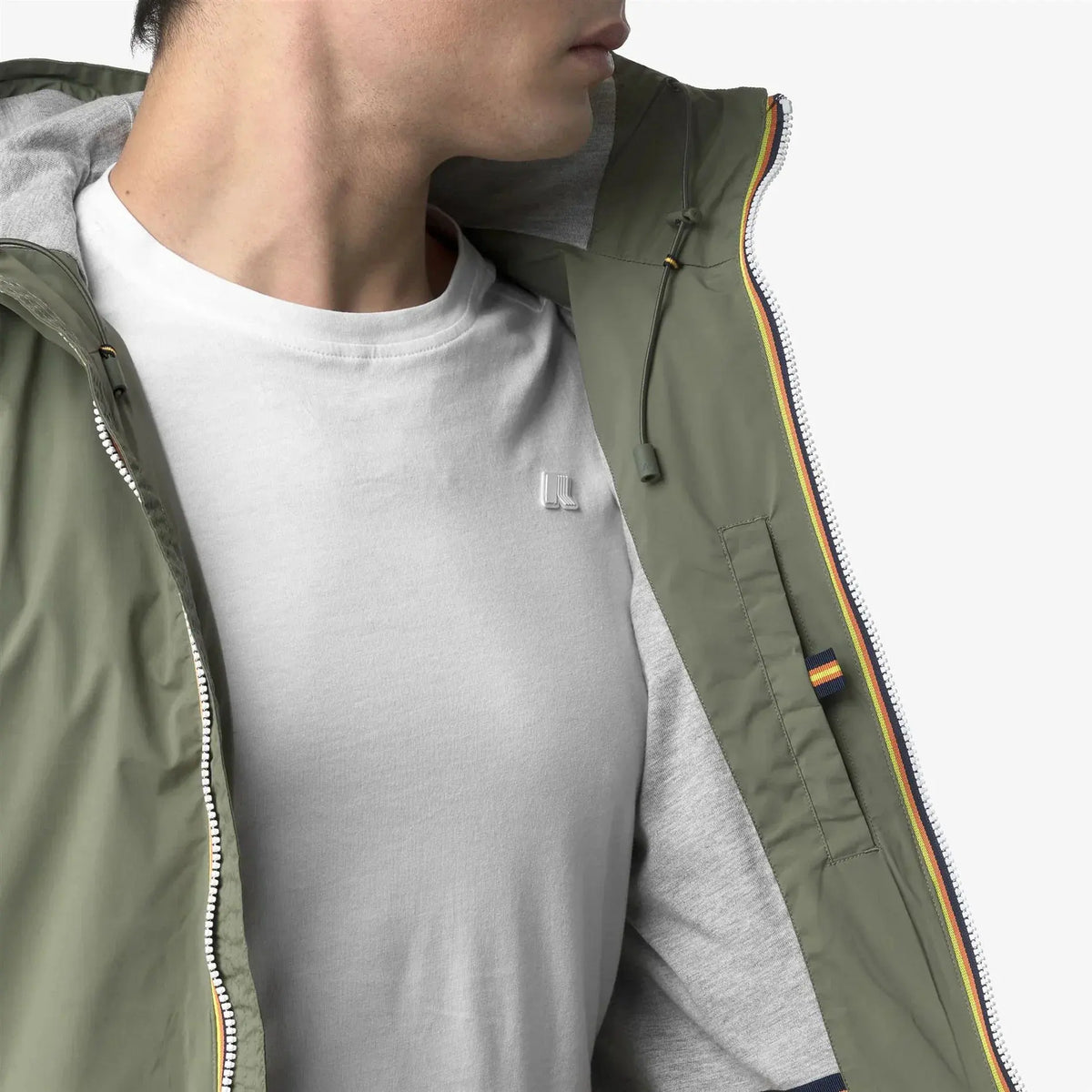 Giacca leggera verde da uomo con cappuccio e dettaglio zip, stile casual moderno