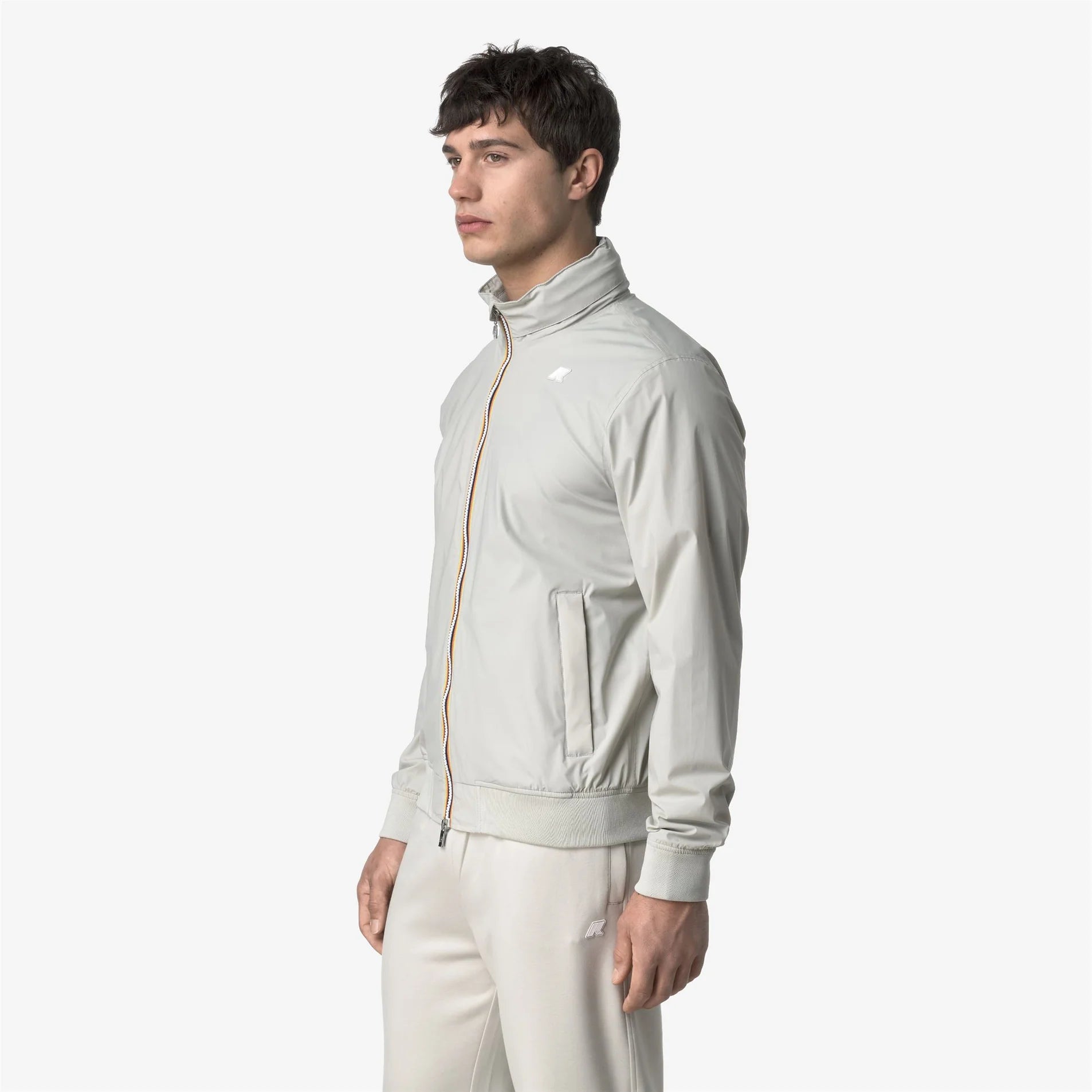 Giacca uomo leggera beige con zip e tasche, stile casual elegante, moda primavera