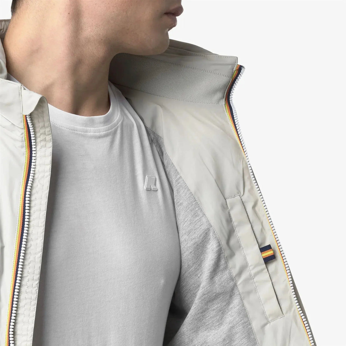 Giacca uomo leggera grigia aperta con interno grigio e dettagli a righe, stile casual