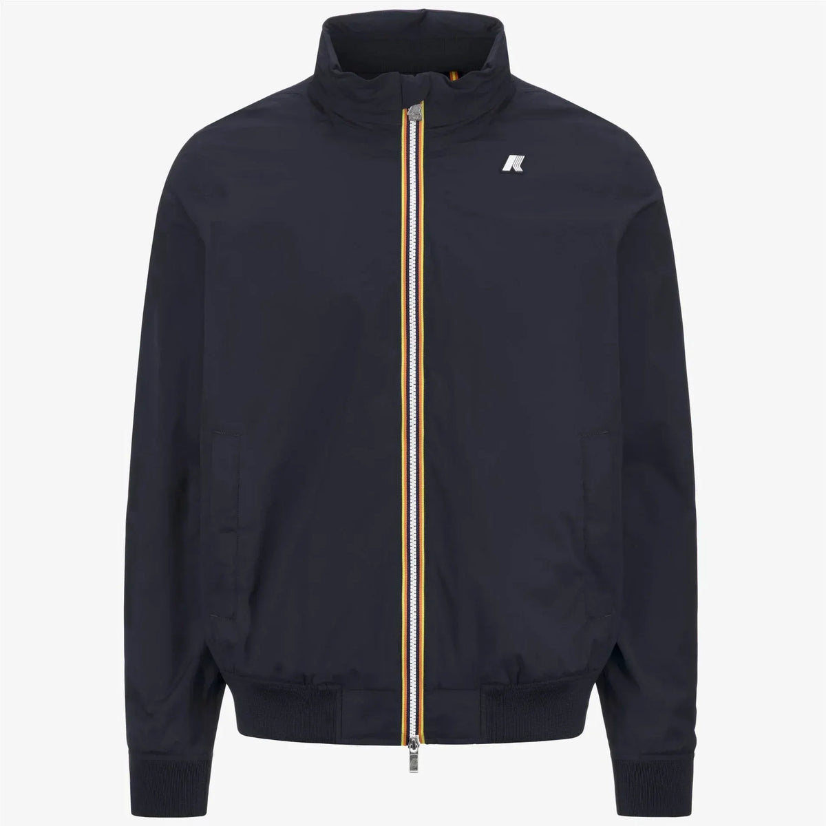 Giubbotto uomo blu navy con zip frontale, colletto alto e logo sul petto, stile casual elegante