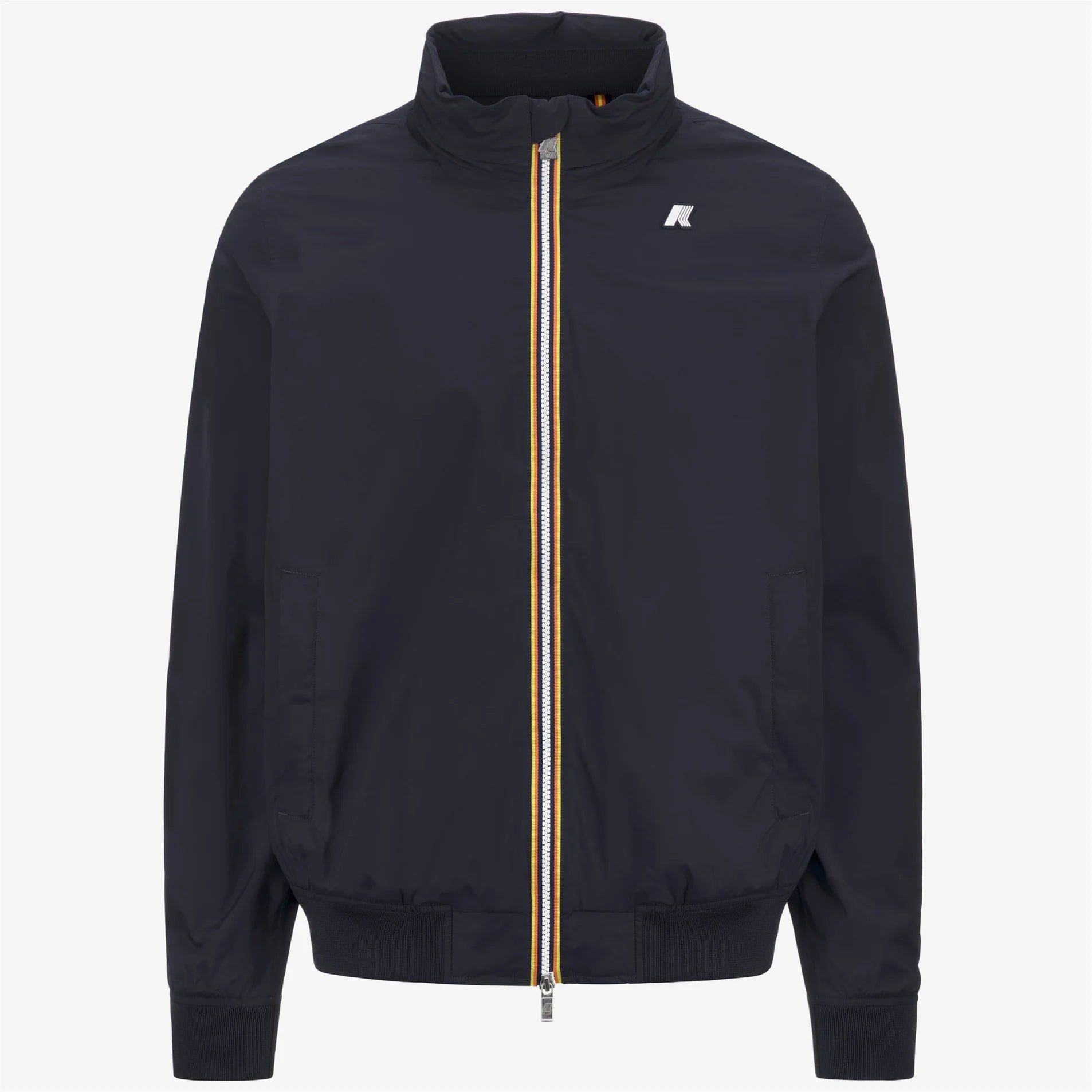 Giubbotto uomo blu navy con zip frontale, colletto alto e logo sul petto, stile casual elegante