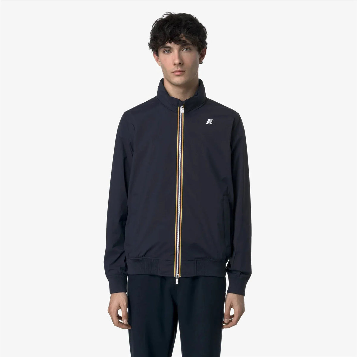 Giacca uomo blu navy leggera con zip e logo bianco sul petto, moda casual elegante.