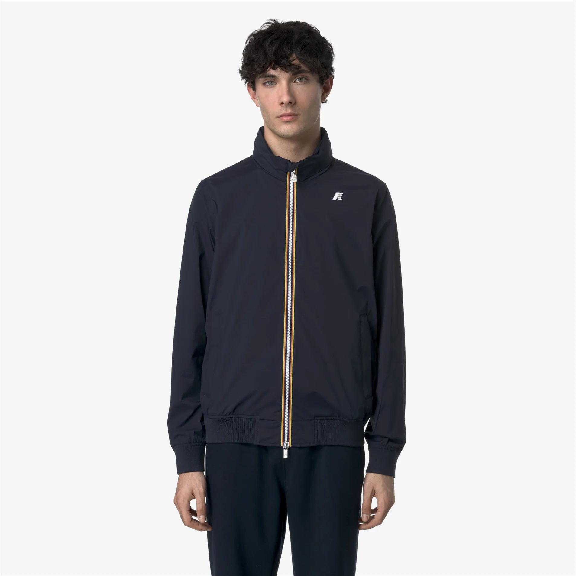 Giacca uomo blu navy leggera con zip e logo bianco sul petto, moda casual elegante.