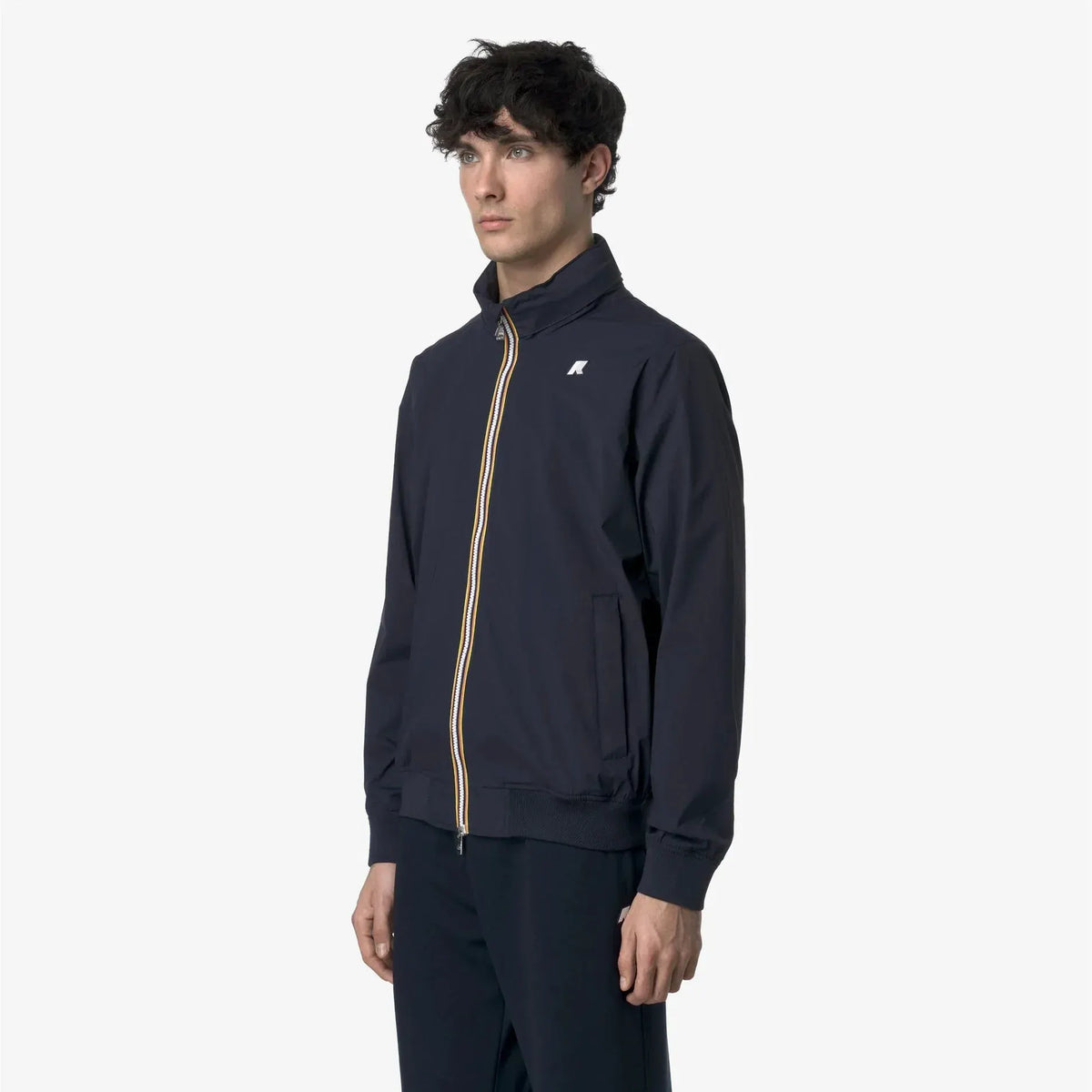 Giacca uomo blu con zip a contrasto e logo sul petto, stile casual elegante, moda uomo
