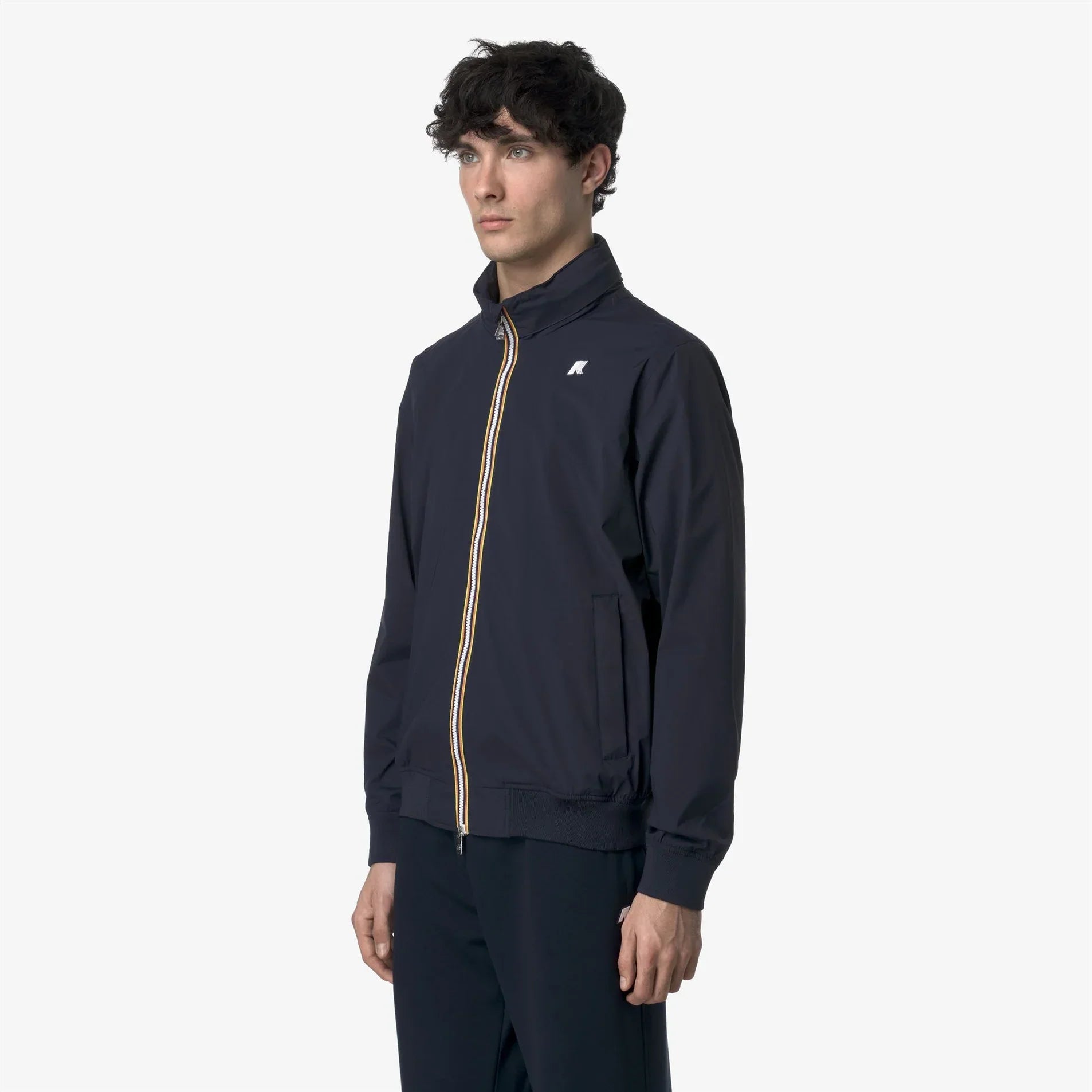 Giacca uomo blu con zip a contrasto e logo sul petto, stile casual elegante, moda uomo