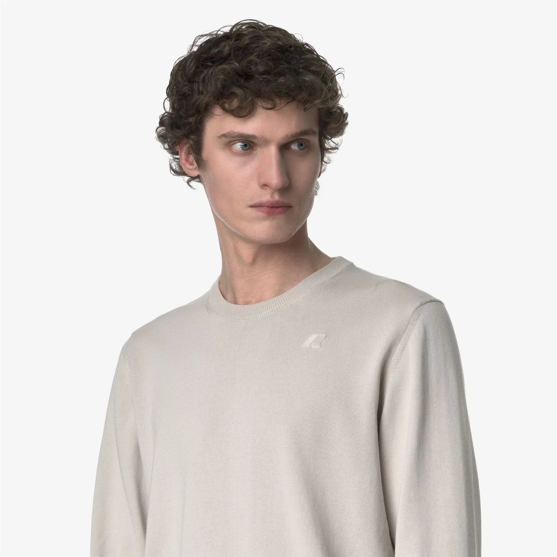 Maglione uomo beige chiaro girocollo in cotone, logo tono su tono sulla spalla sinistra.