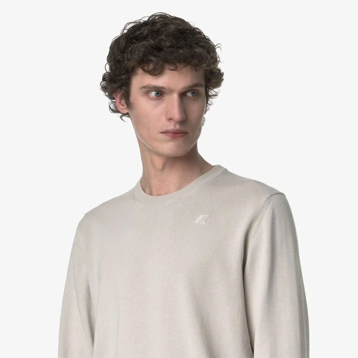 Maglione uomo beige chiaro girocollo in cotone, logo tono su tono sulla spalla sinistra.