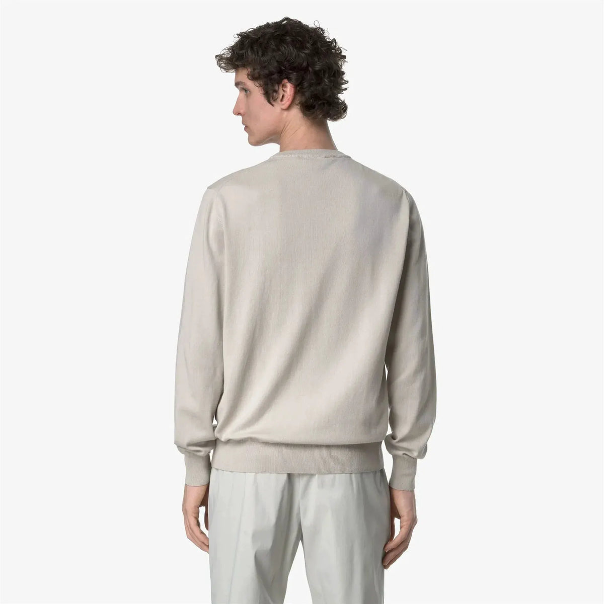 Maglia uomo beige chiaro a maniche lunghe vista posteriore, abbigliamento elegante.