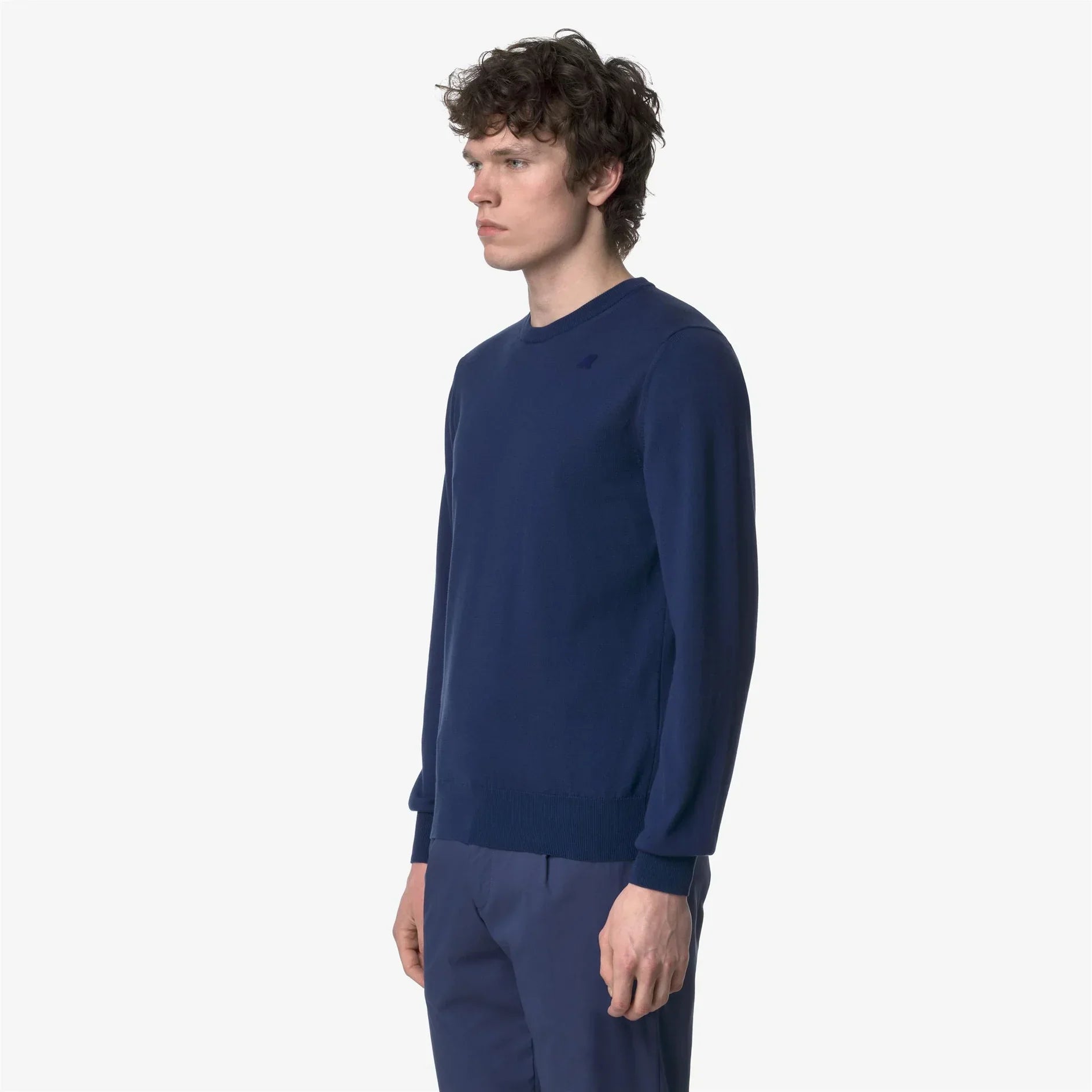 Maglione uomo blu a maniche lunghe, look casual elegante, fondo bianco, collezione moda uomo.