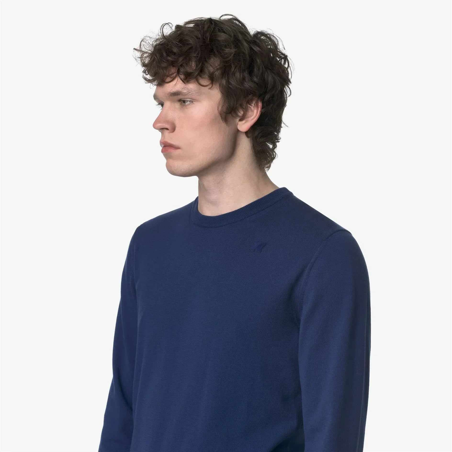 Maglione uomo blu scuro girocollo in cotone, look casual elegante, sfondo bianco