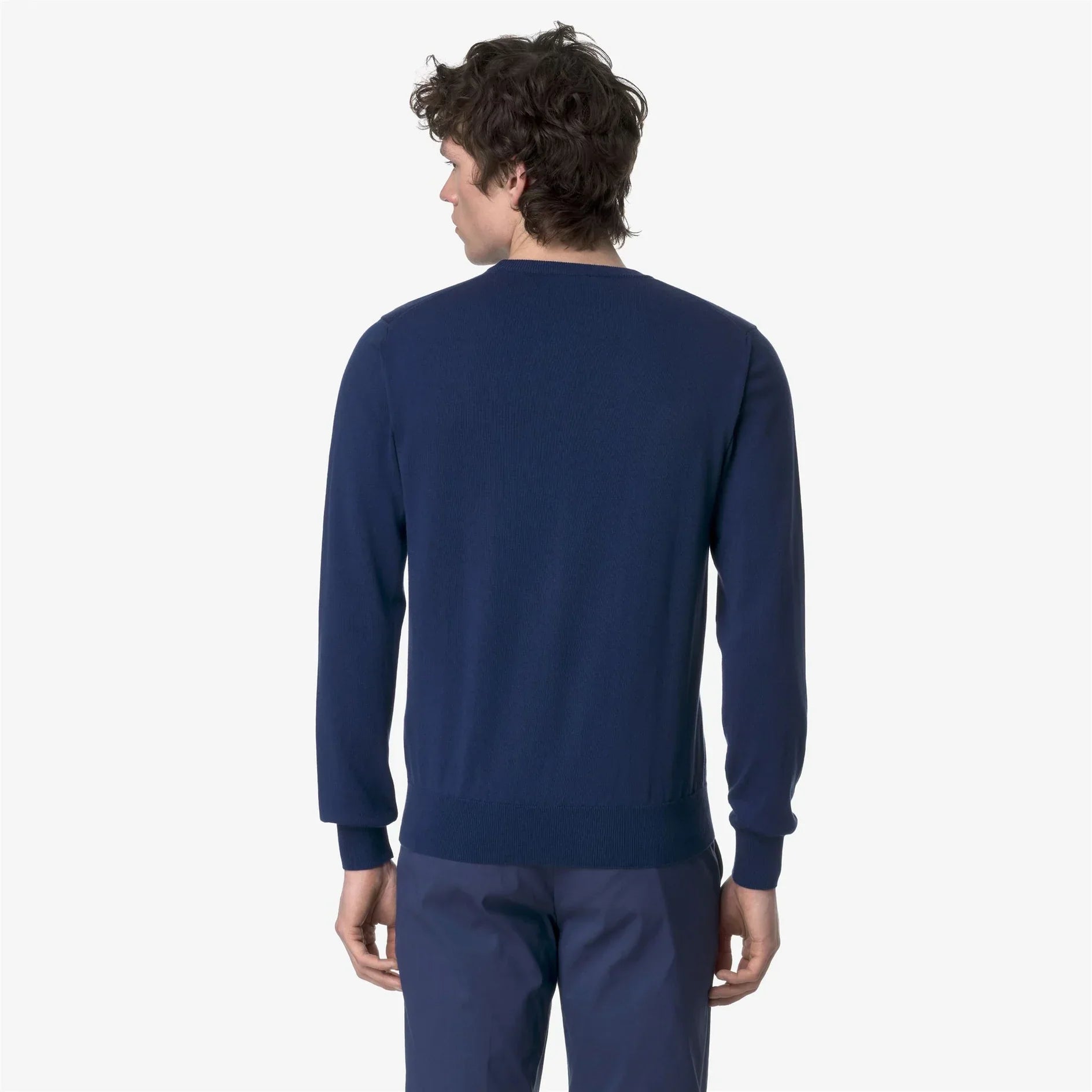 Maglione uomo blu a maniche lunghe, vista posteriore, su sfondo bianco, abbigliamento elegante