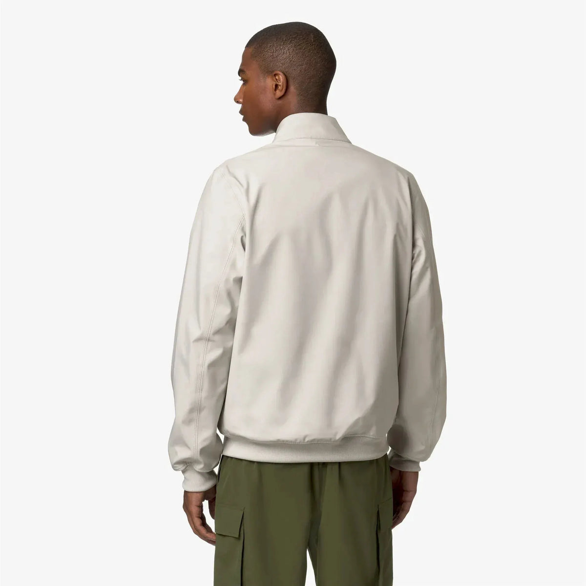 Giacca uomo beige vista retro, pantaloni cargo verde, abbigliamento casual elegante