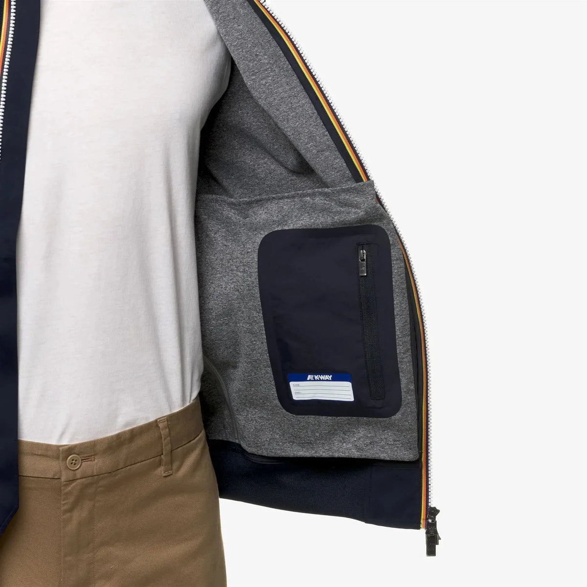 Interno giacca uomo grigia con tasca interna blu, dettaglio zip e fodera elegante