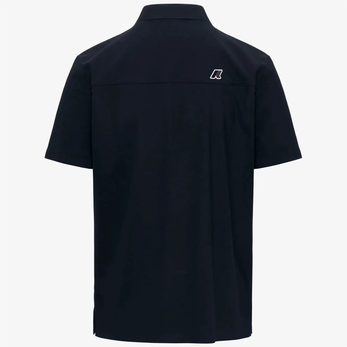 Camicia uomo manica corta nera, tessuto tecnico, logo bianco sul retro, stile casual elegante