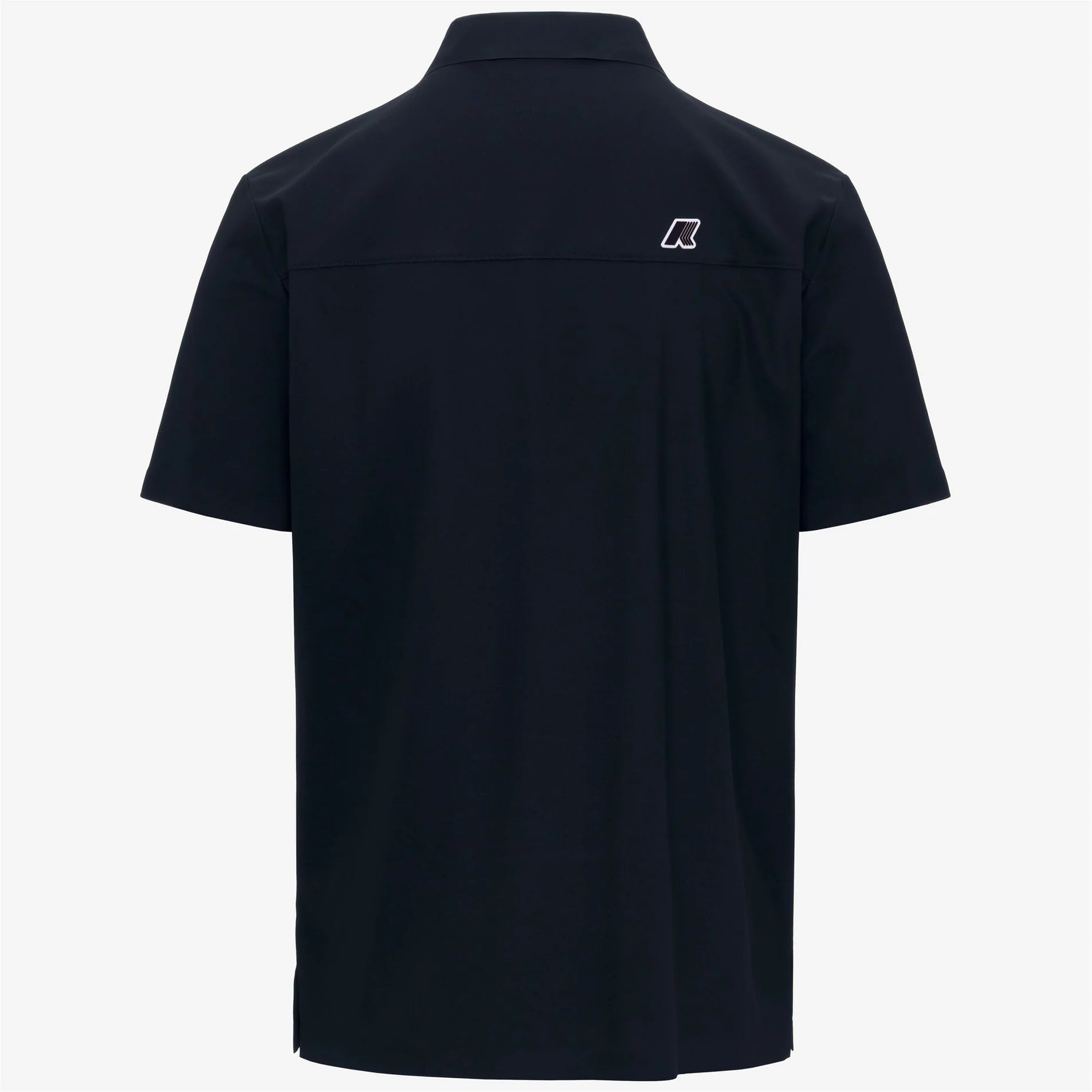 Camicia uomo manica corta nera, tessuto tecnico, logo bianco sul retro, stile casual elegante