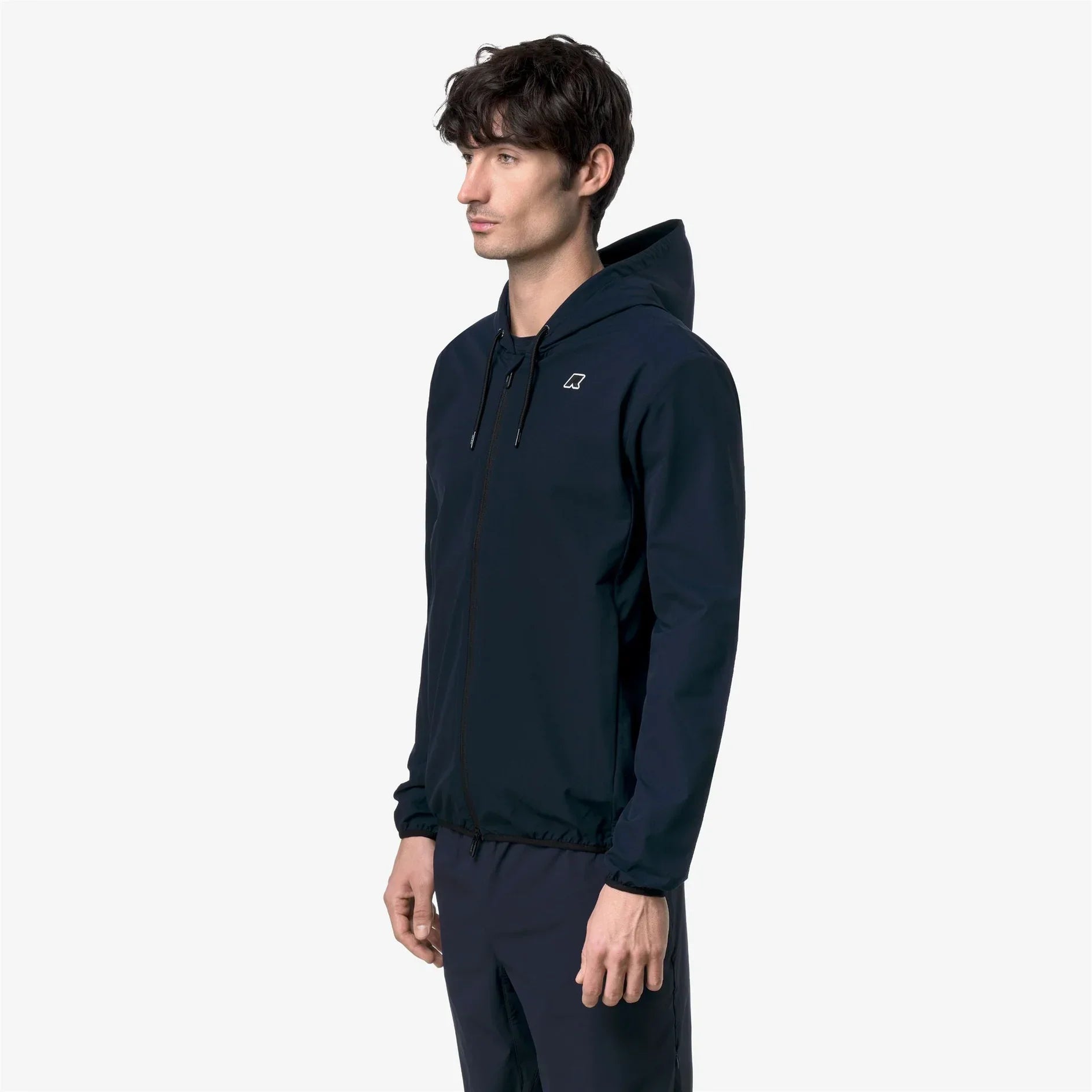 Giacca uomo blu con cappuccio e zip, look casual moderno, abbigliamento maschile