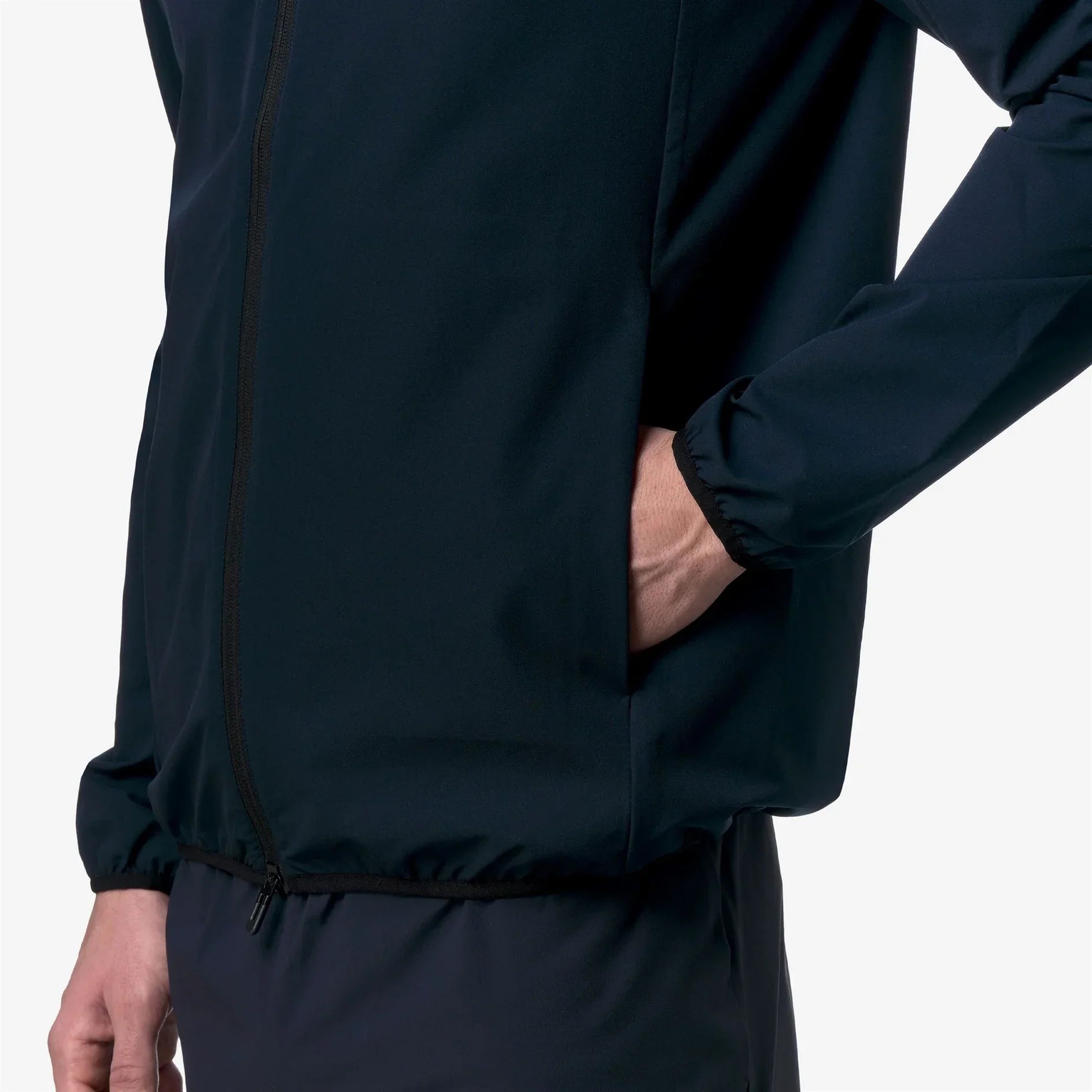 Giacca uomo blu navy con zip, polsini elastici e mano in tasca, abbigliamento elegante