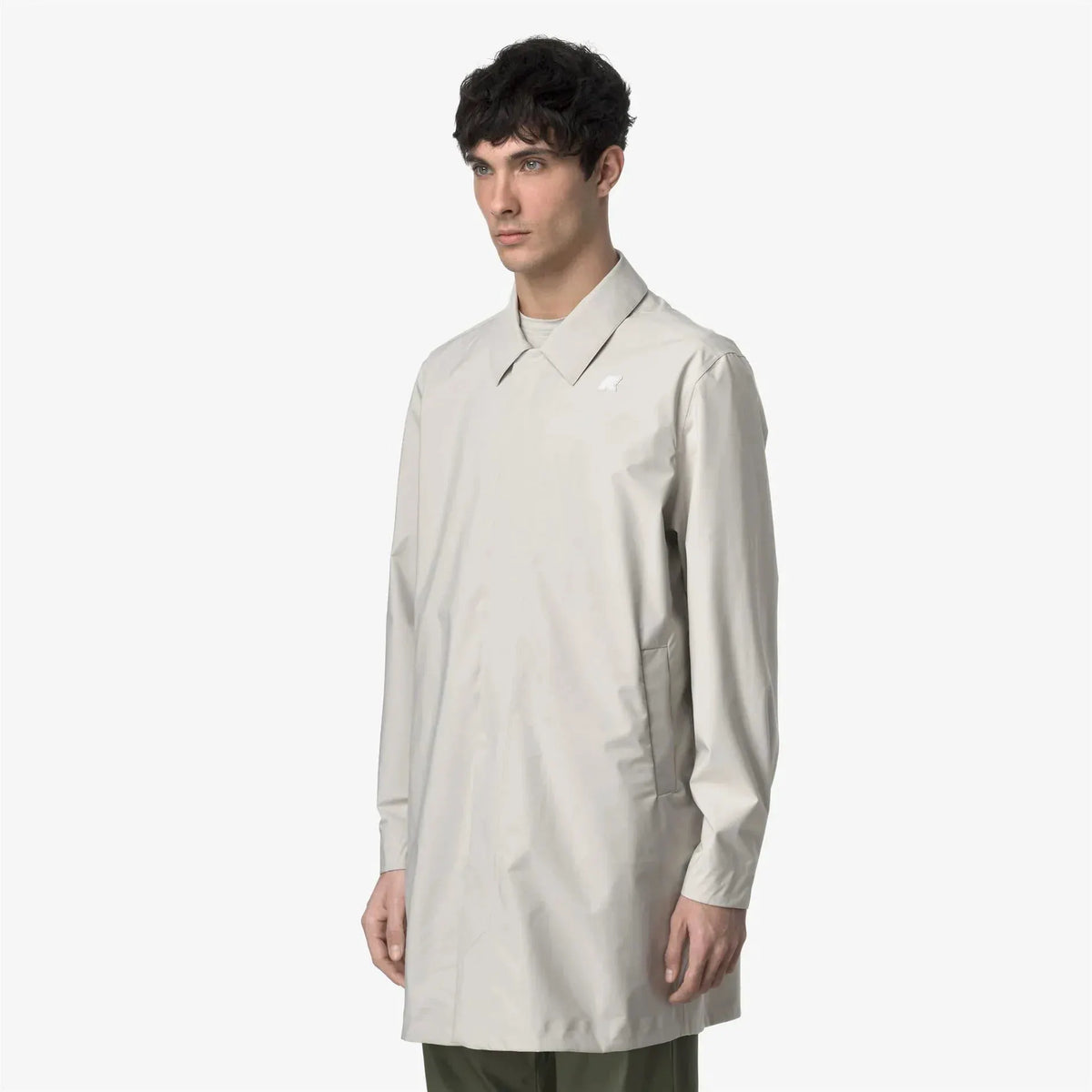 Modello uomo con trench leggero beige, colletto classico, stile elegante made in Italy