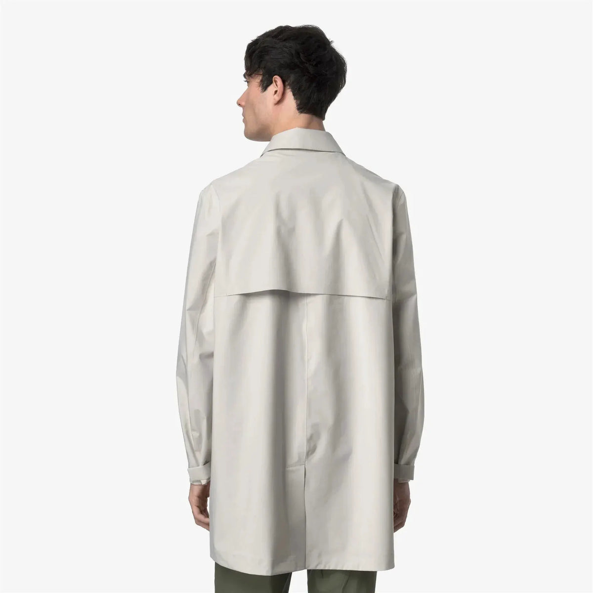uomo con trench beige chiaro elegante, visto di schiena, su sfondo bianco