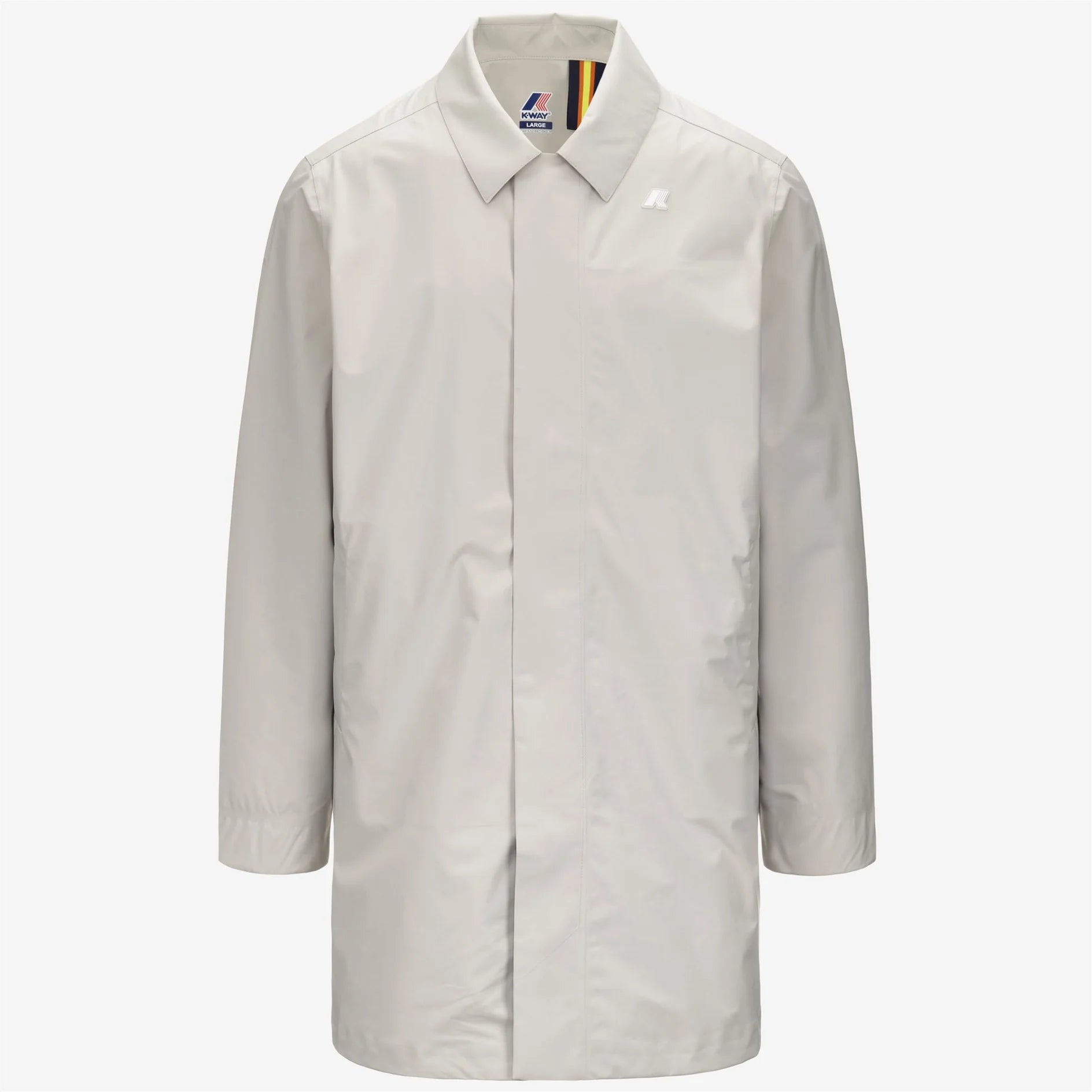 Trench uomo beige chiaro, impermeabile, stile minimal con colletto classico e logo discreto.