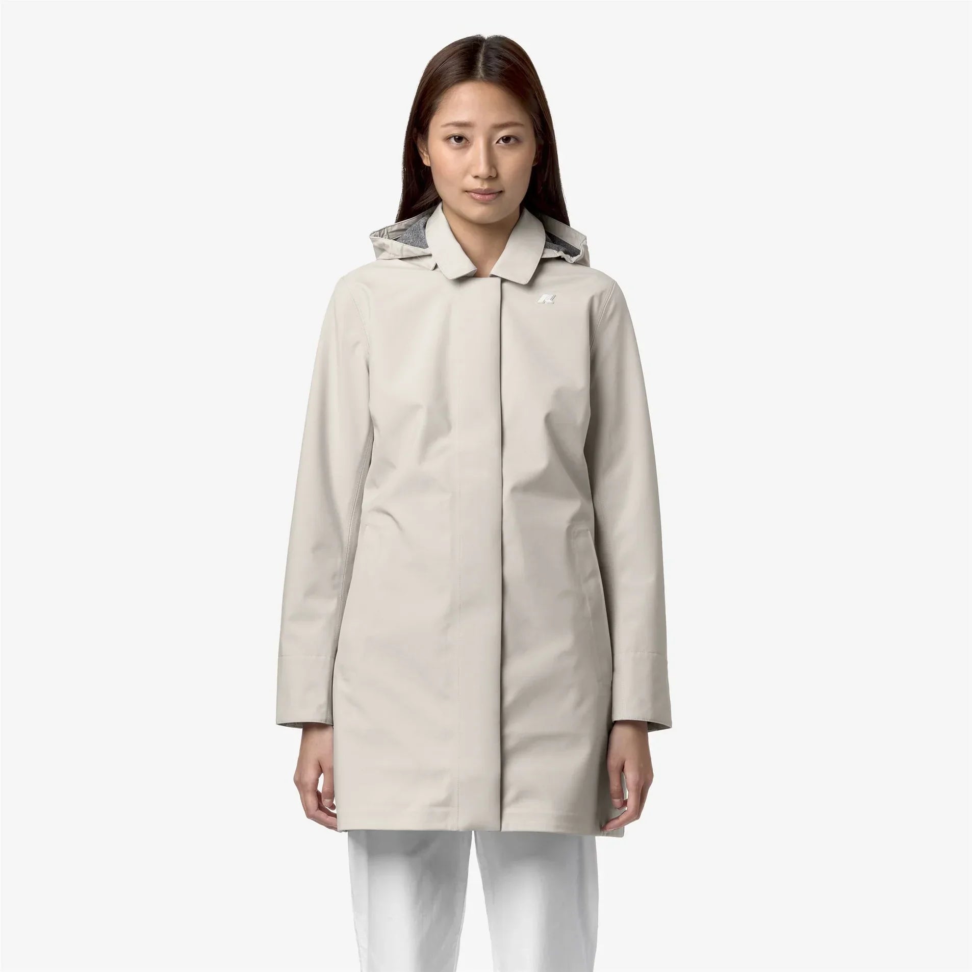 Donna con giacca impermeabile beige con cappuccio, abbigliamento donna elegante