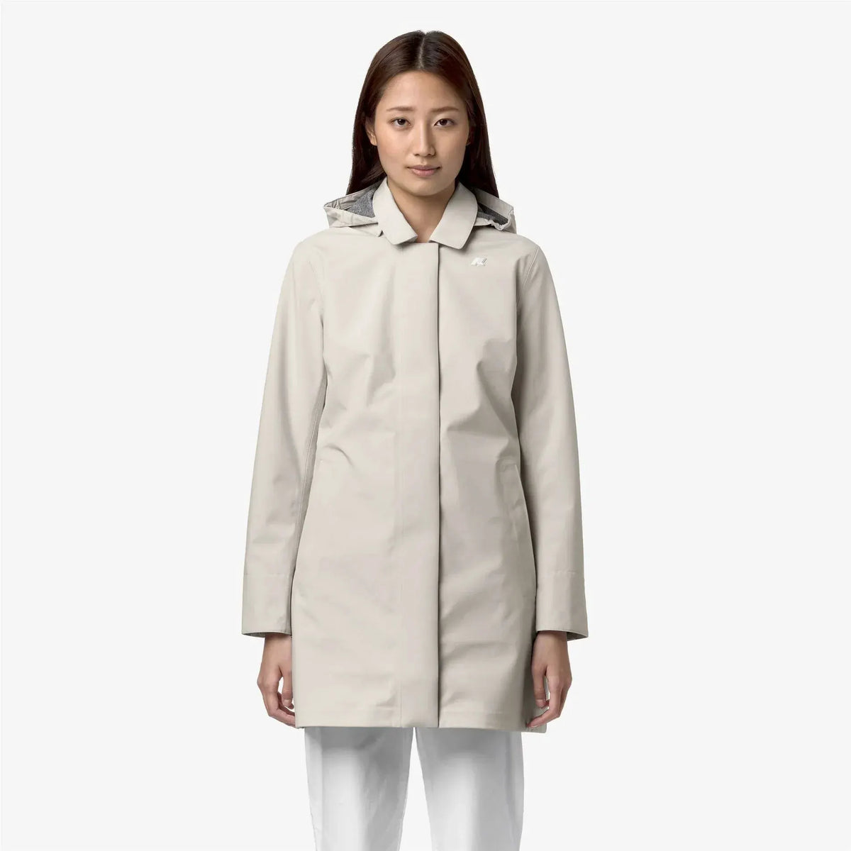 Donna con giacca impermeabile beige con cappuccio, abbigliamento donna elegante