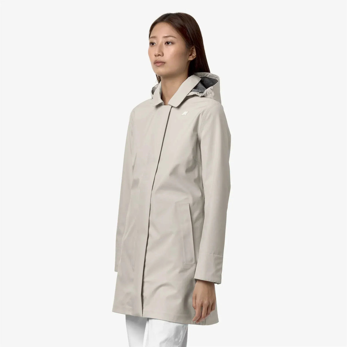 Donna con impermeabile beige con cappuccio, abbigliamento donna elegante, fondo bianco