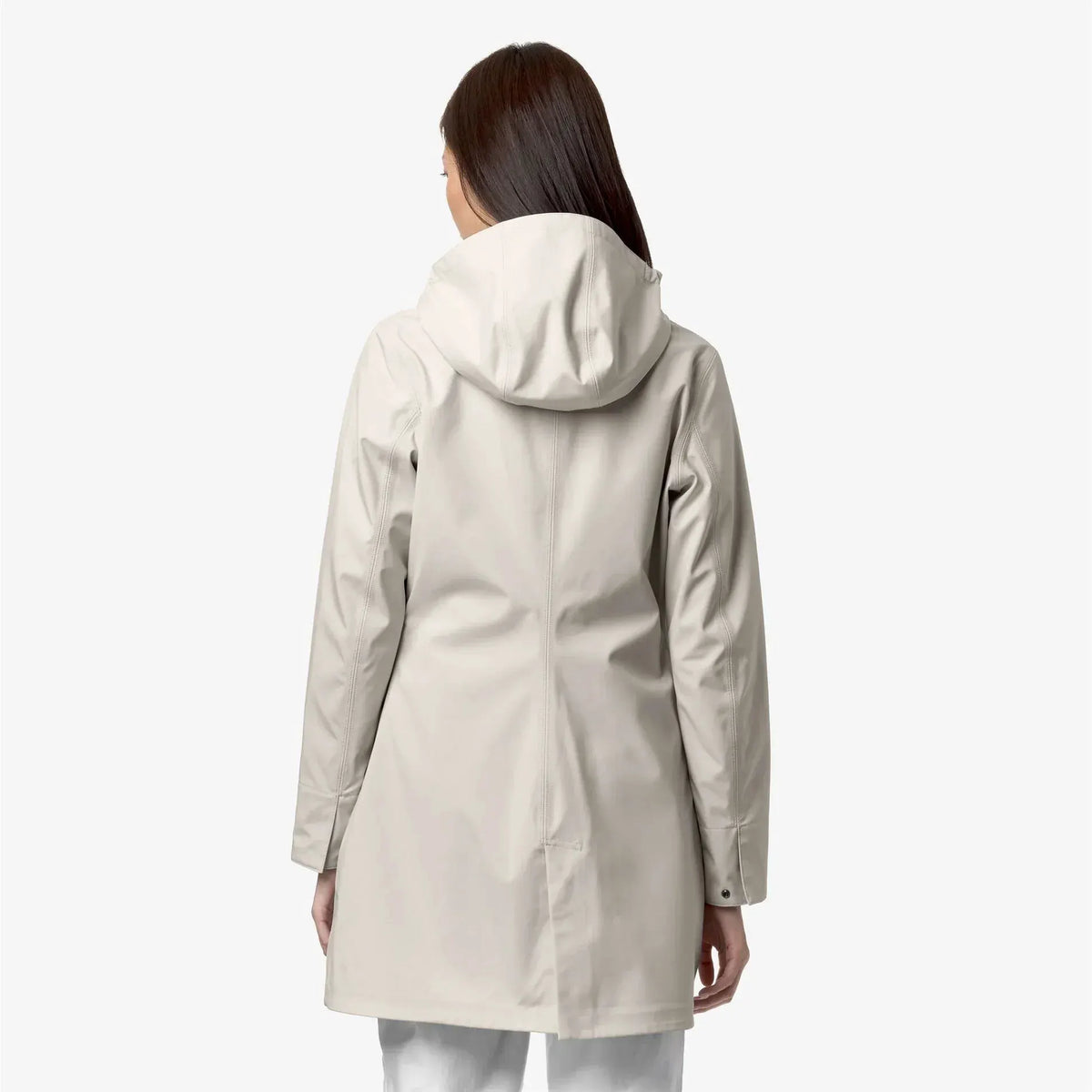 Donna di spalle indossa impermeabile beige con cappuccio, abbigliamento donna elegante