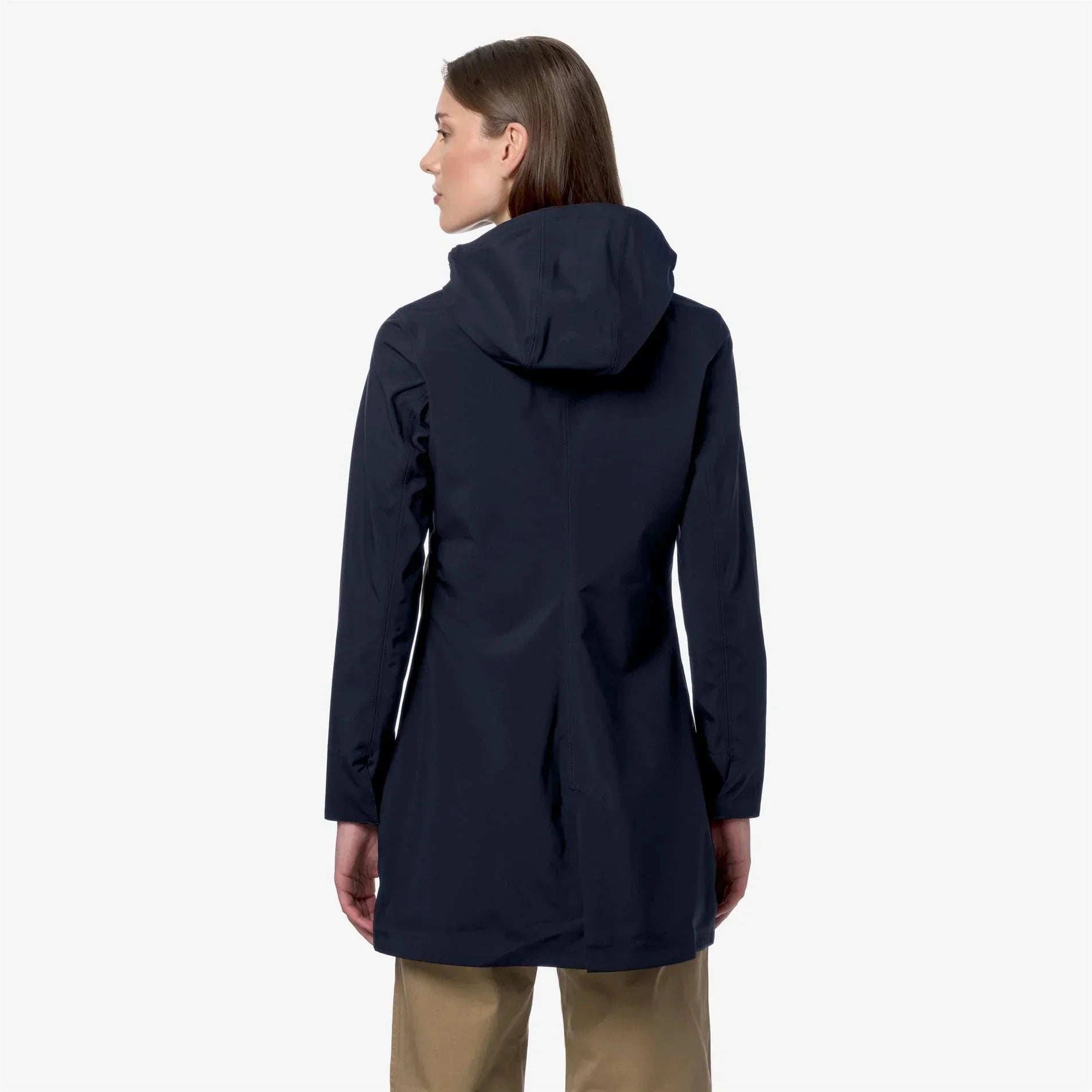 Donna di profilo con giacca blu scuro con cappuccio, vista posteriore, abbigliamento donna elegante.