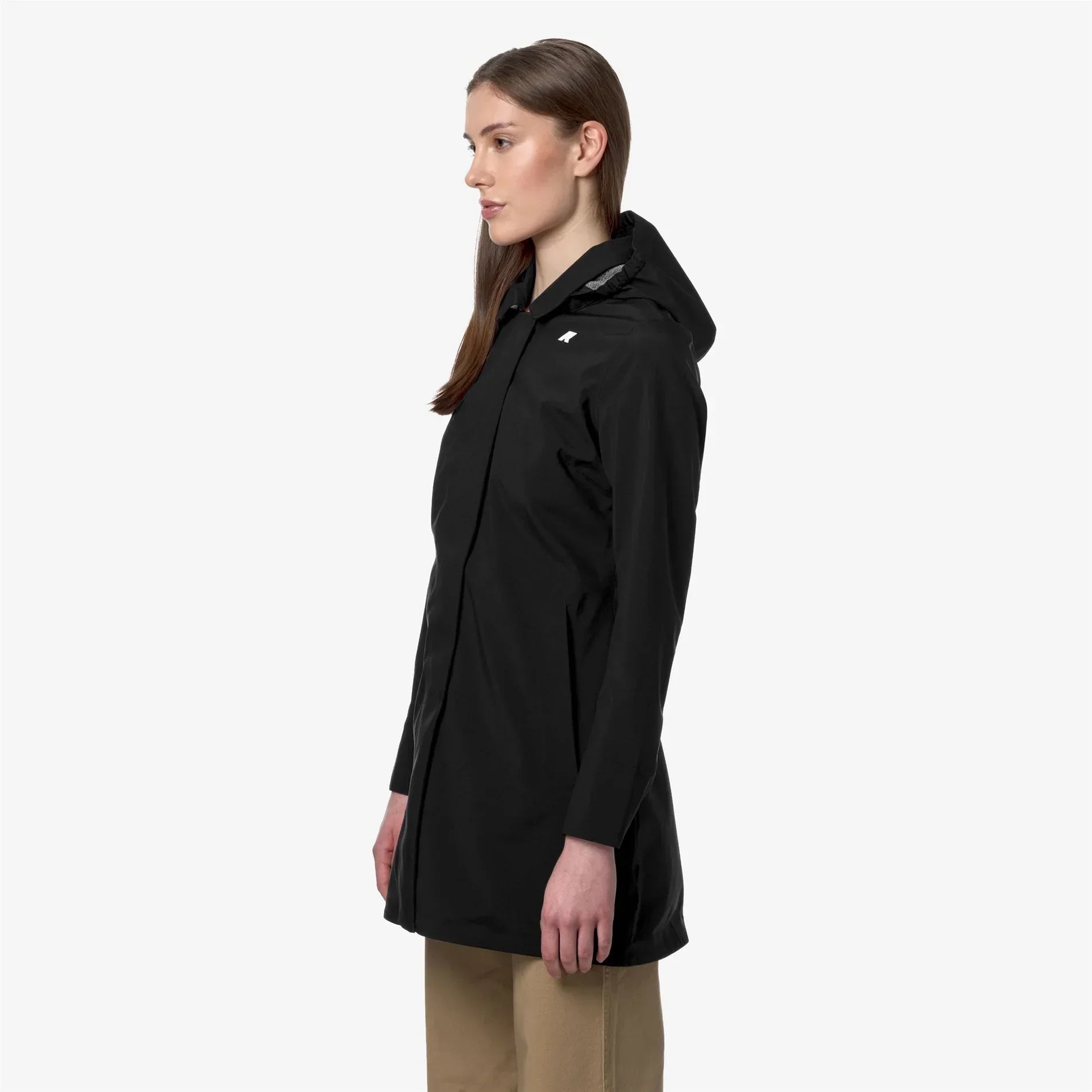 Donna con parka nero impermeabile con cappuccio, stile elegante e moderno su sfondo neutro
