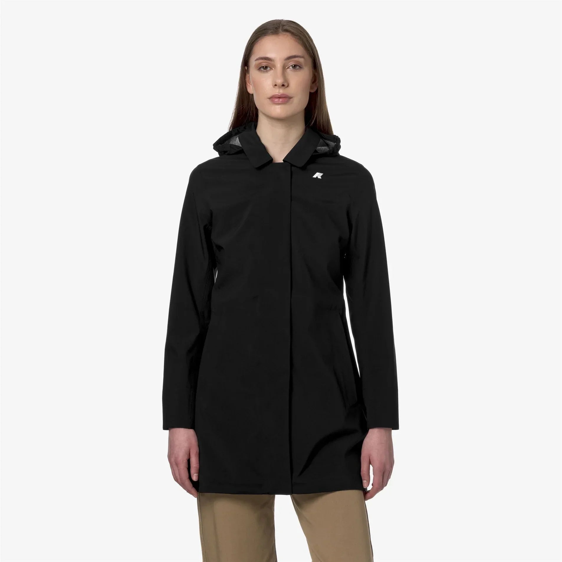 Donna con impermeabile nero lungo, cappuccio, look casual elegante, sfondo bianco