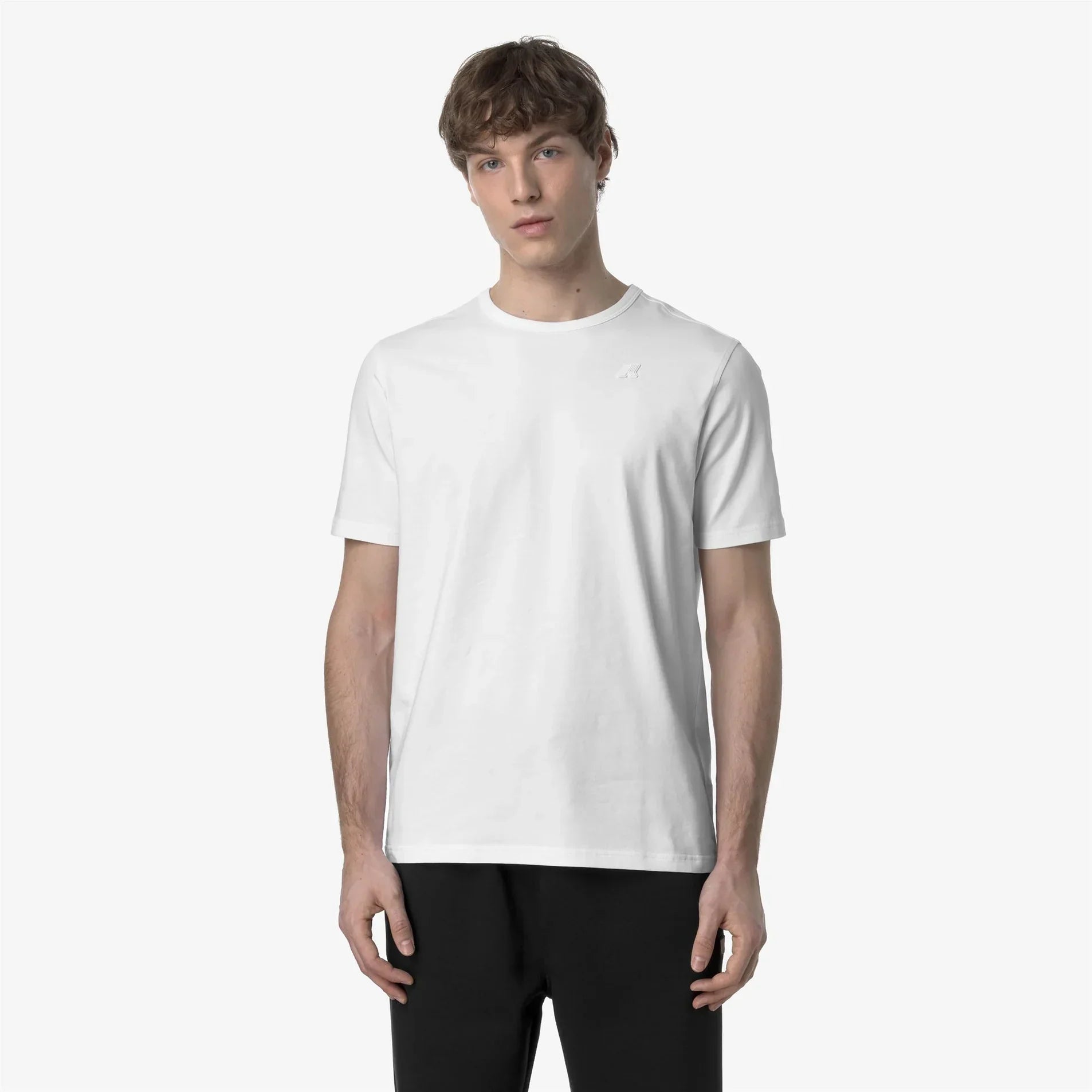 modello indossa t-shirt bianca da uomo a maniche corte, abbigliamento casual minimalista