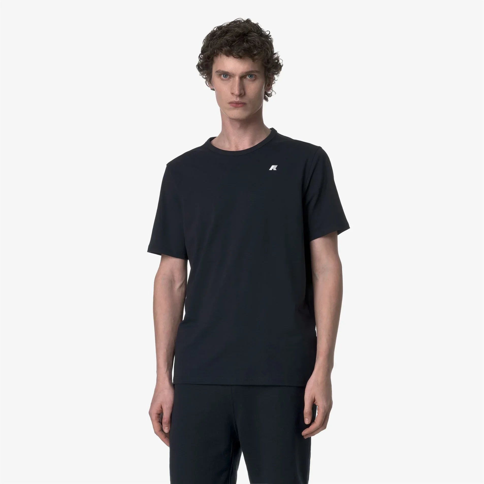 Maglietta uomo nera a maniche corte, logo piccolo sul petto, stile casual elegante