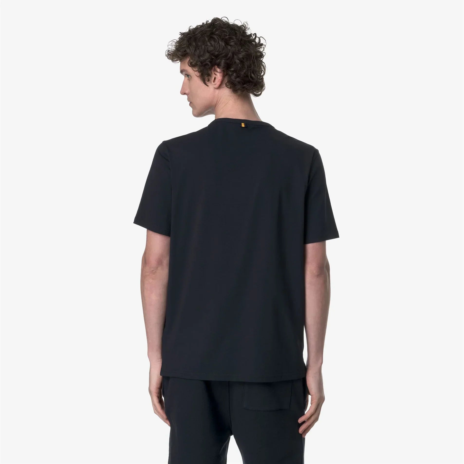 Maglietta uomo nera a maniche corte vista retro, stile casual, abbigliamento moda uomo.