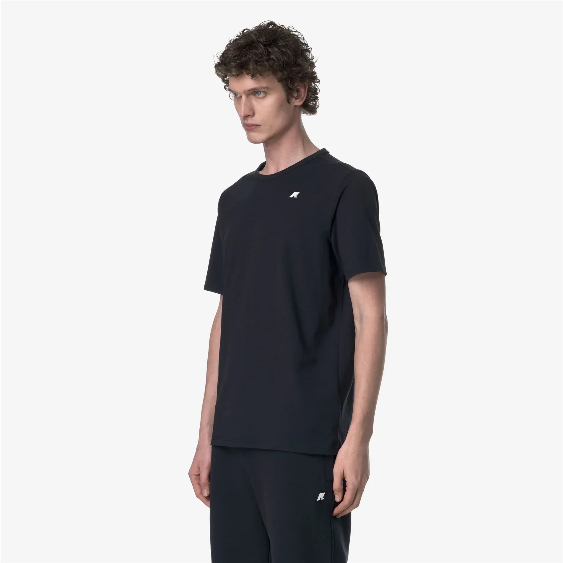 Maglietta nera uomo a maniche corte con logo bianco sul petto, look casual moderno