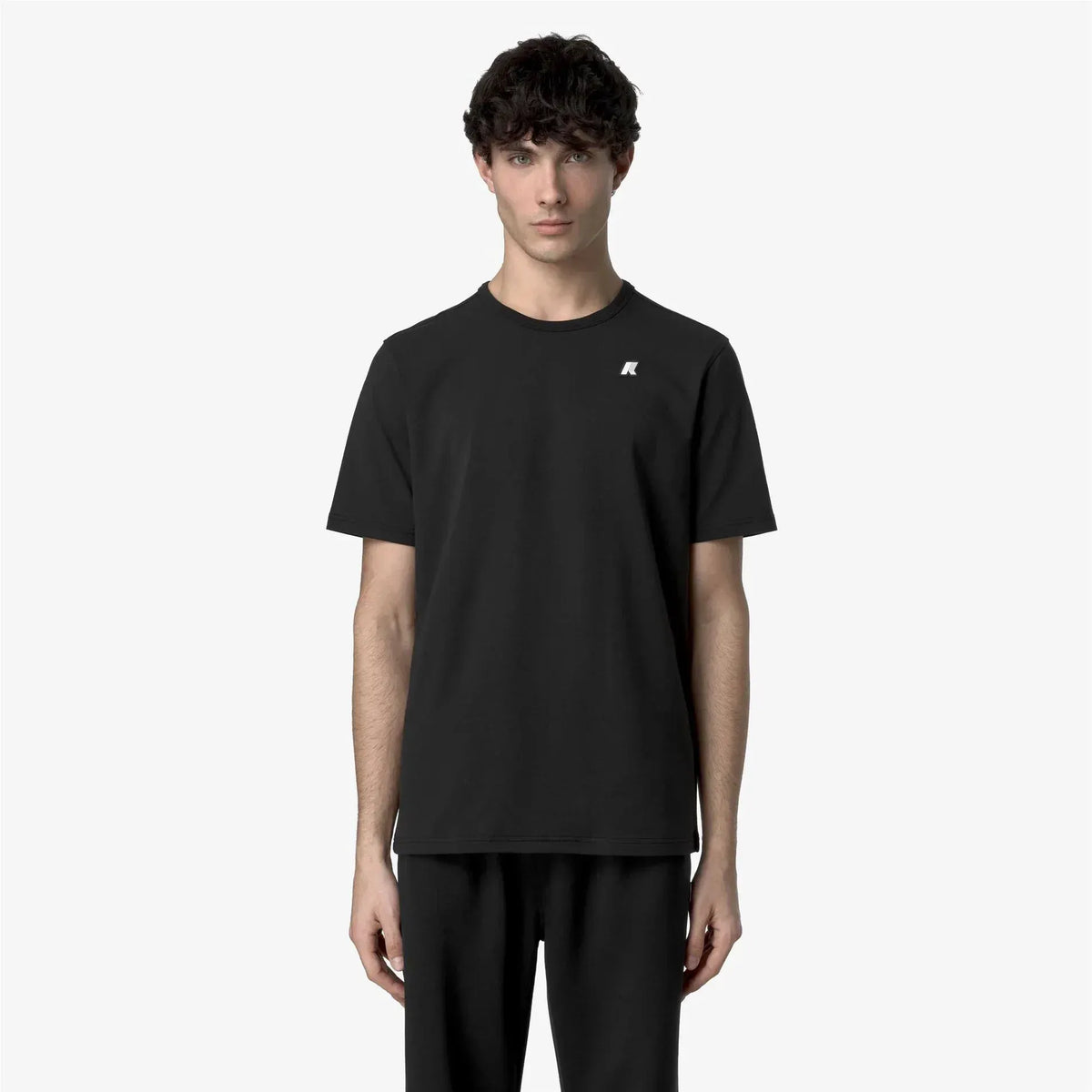 T-shirt nera uomo con logo bianco sul petto, stile casual, abbigliamento moderno