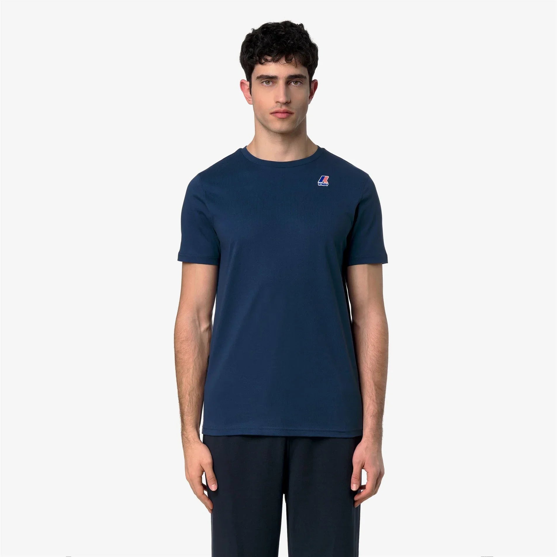 Maglietta uomo blu navy a maniche corte, logo piccolo sul petto, stile casual.