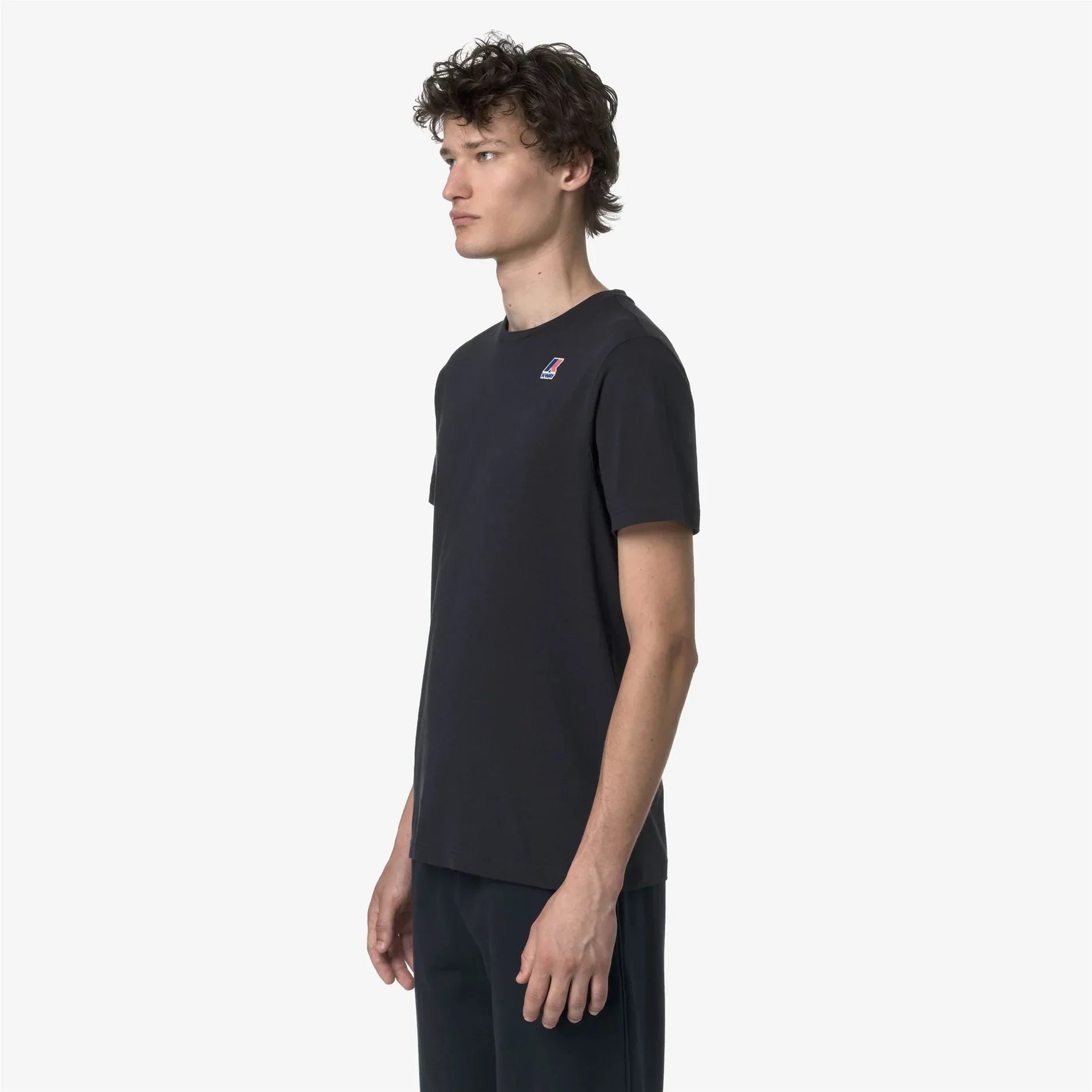 Maglietta uomo nera manica corta con piccolo logo colorato sul petto, stile casual