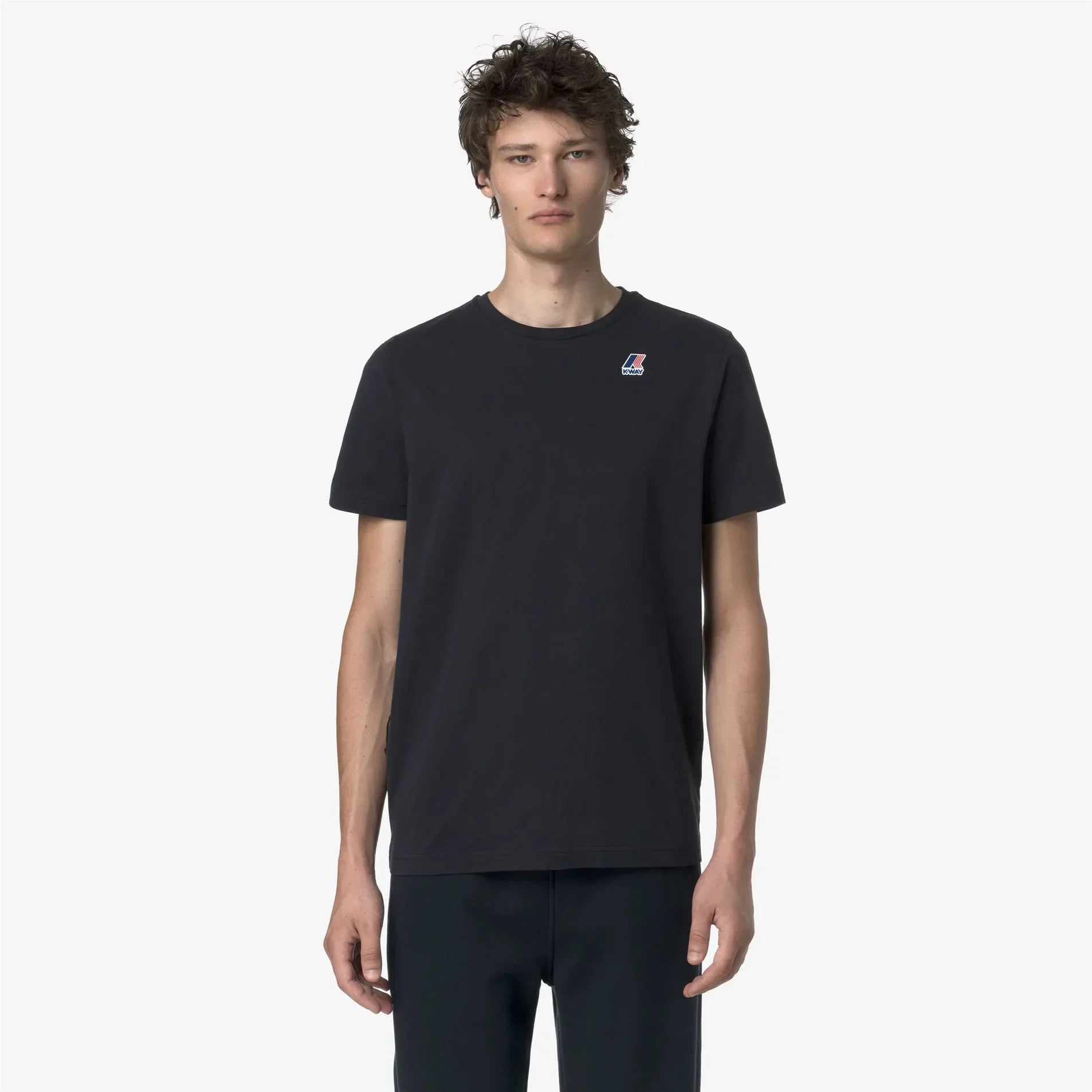 Maglietta nera uomo con logo piccolo sul petto, abbigliamento casual moda uomo