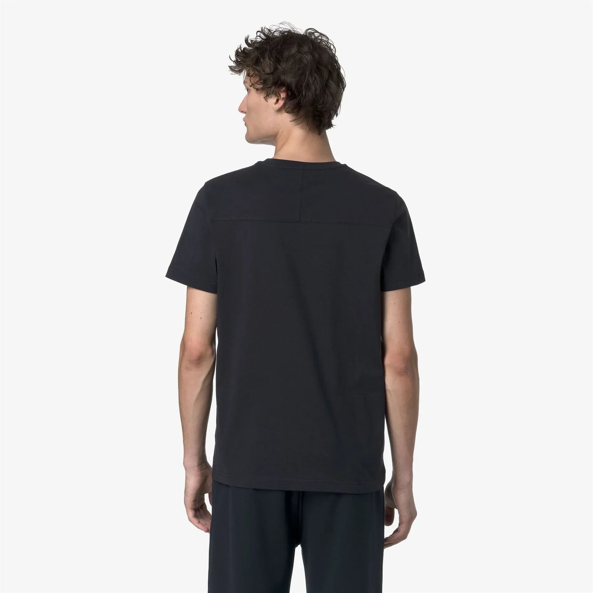 Maglietta uomo nera a maniche corte vista retro, look casual, abbigliamento moda uomo