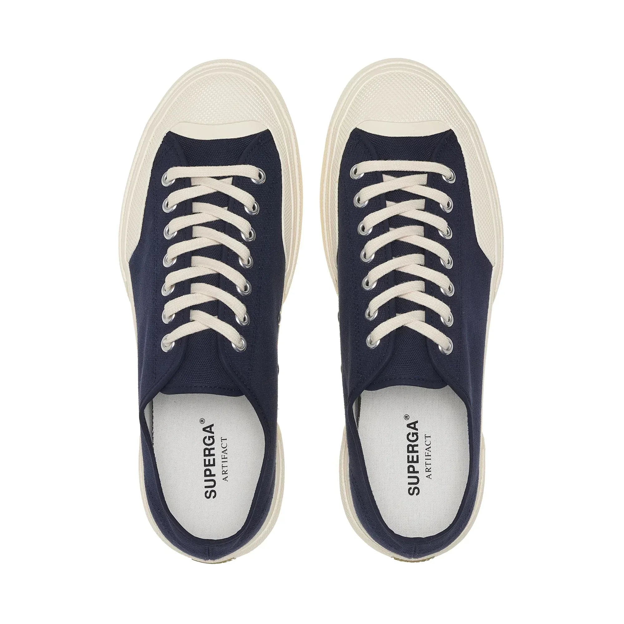 Sneakers blu navy da uomo in tela con suola bianca, vista dall'alto, lacci bianchi