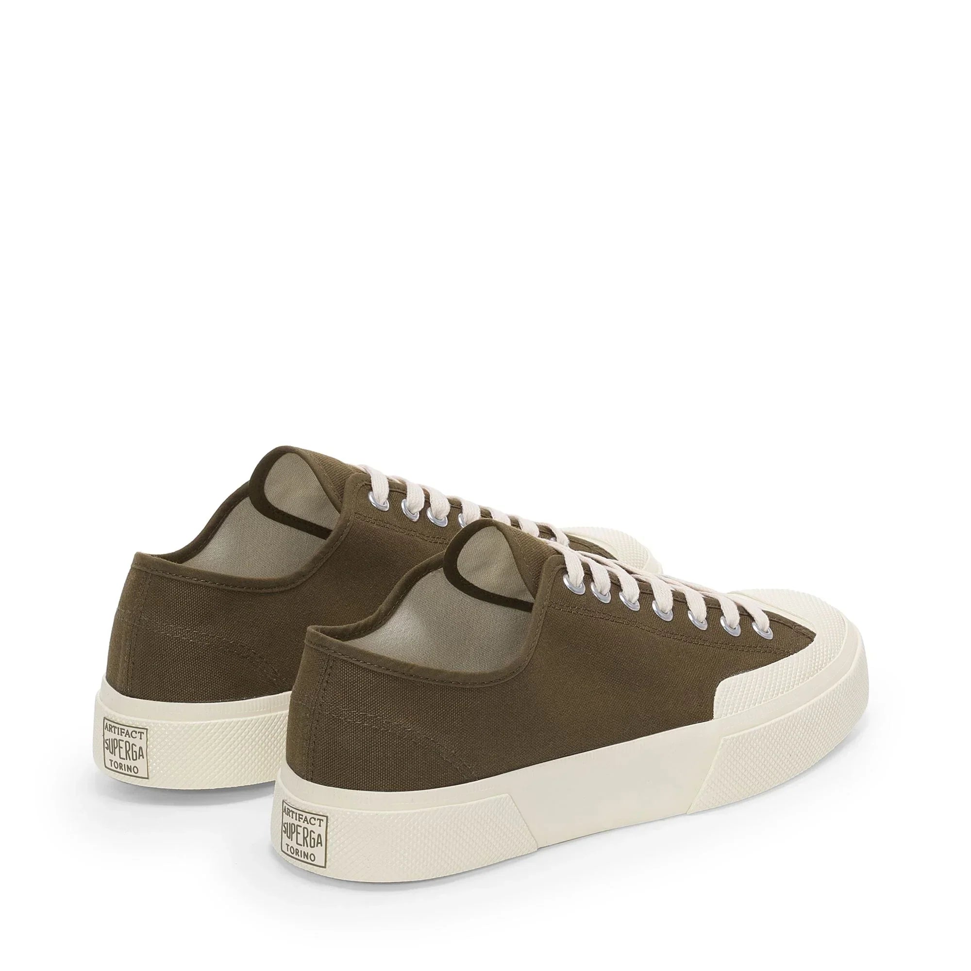 Sneakers basse uomo in tela verde oliva con suola bianca e dettagli laterali, stile casual.