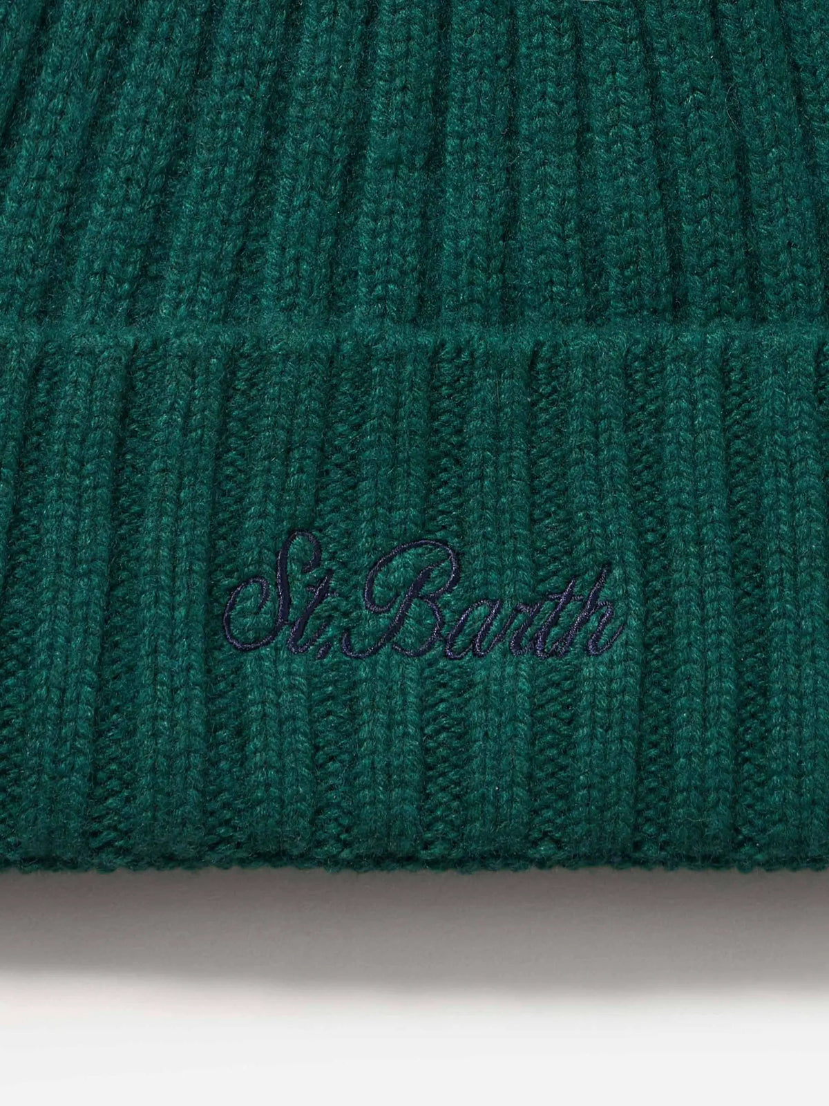 Berretto Wengen (WENG001) in cashmere blend verde British - dettaglio ricamo Cortina 5110 EMB