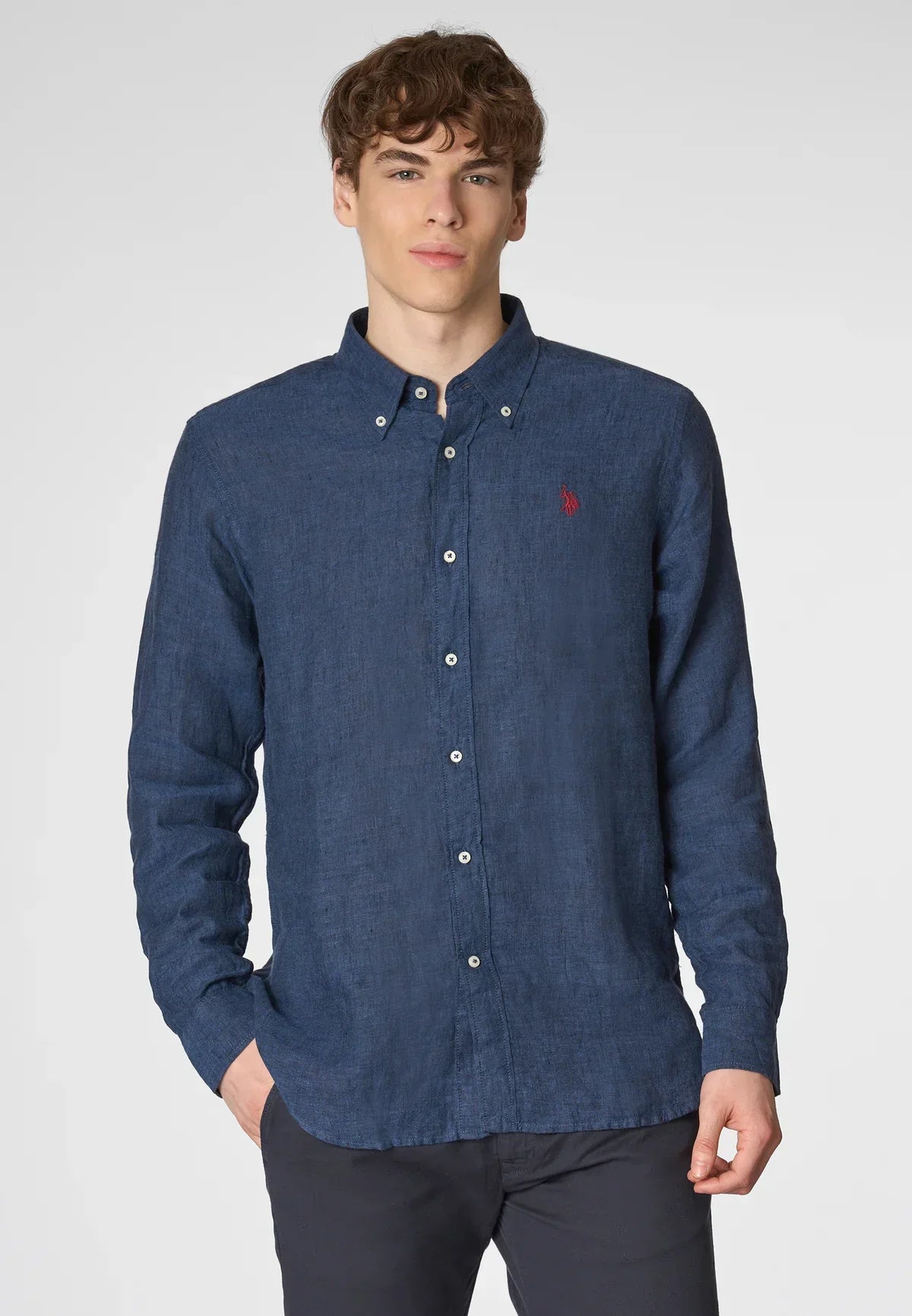 Camicia uomo lino blu manica lunga con bottoni e logo rosso ricamato, stile elegante
