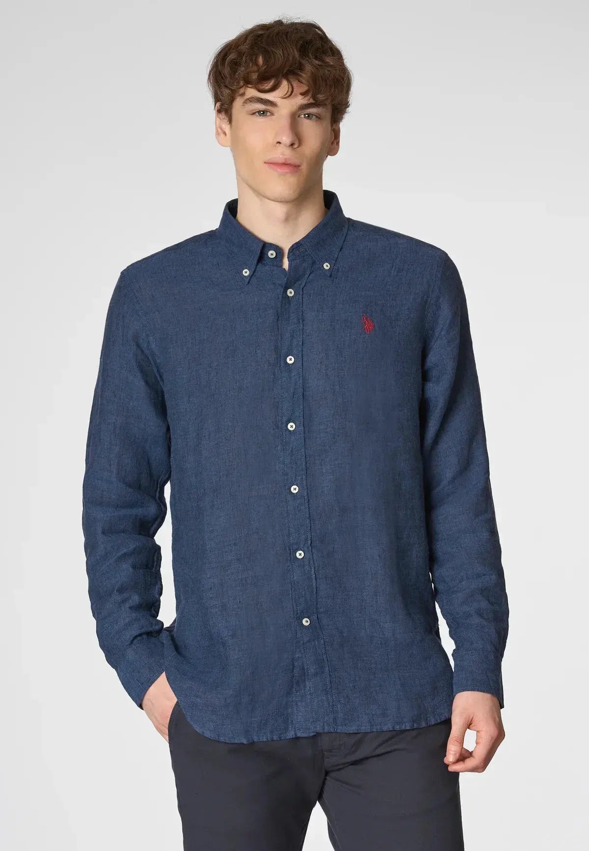 Camicia uomo lino blu manica lunga con bottoni e logo rosso ricamato, stile elegante