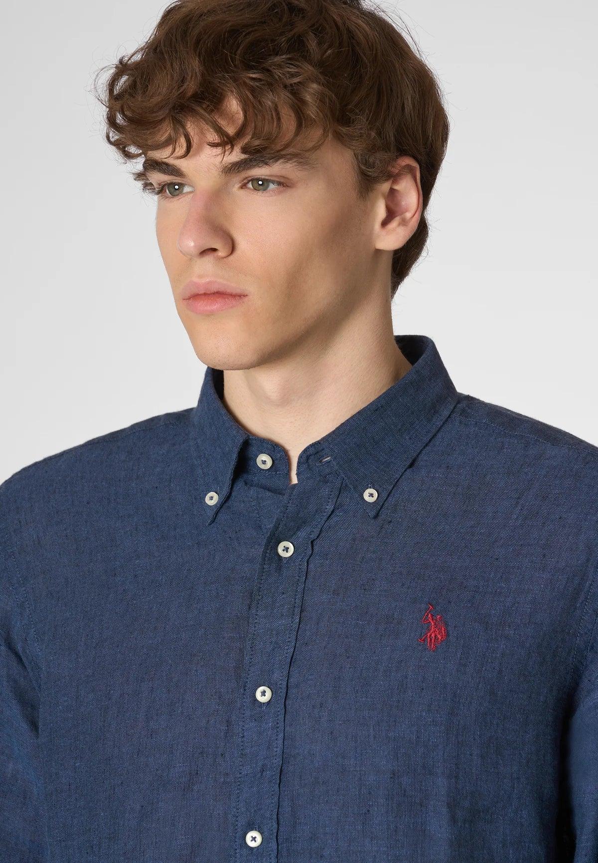 Camicia uomo lino blu con bottoni bianchi e logo ricamato rosso, stile elegante casual