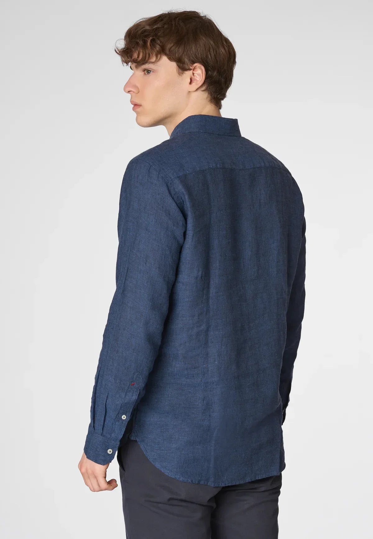Camicia uomo lino blu manica lunga, stile elegante, vista posteriore, moda uomo.