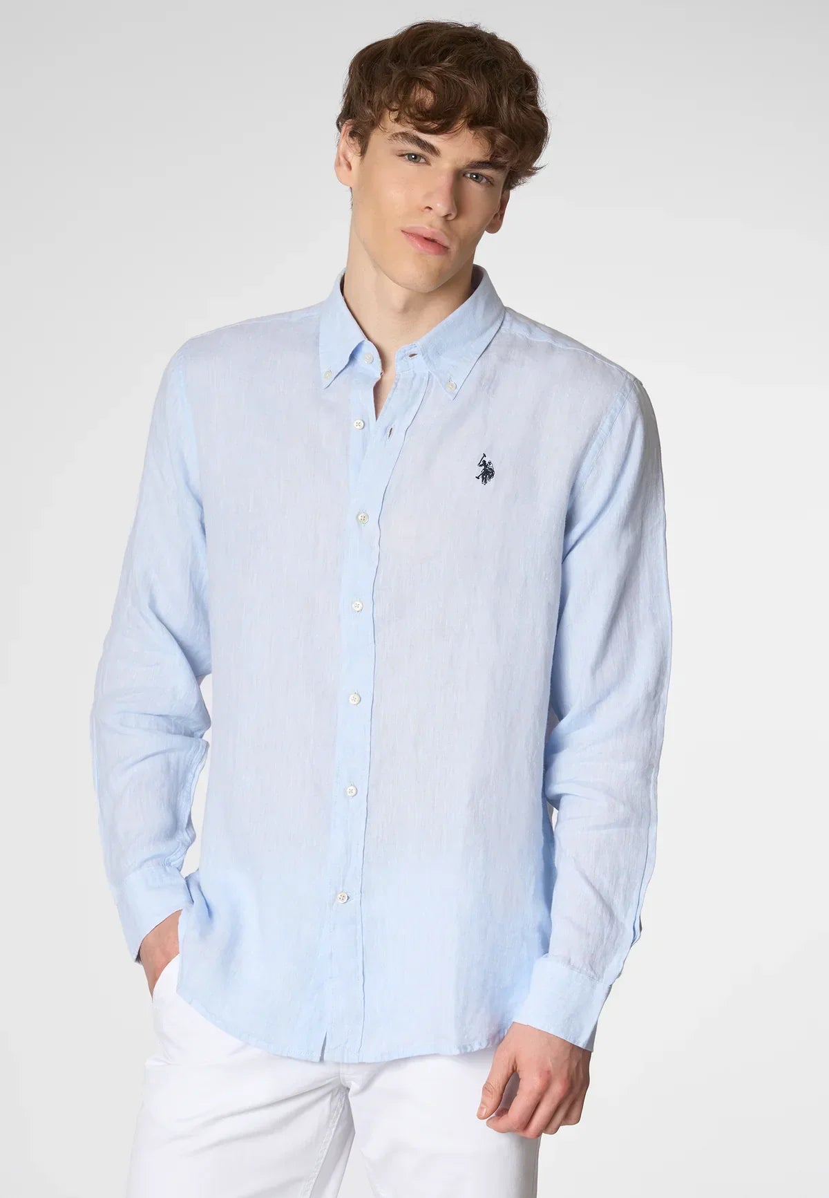 Camicia uomo lino azzurra a maniche lunghe con colletto botton-down, logo ricamato